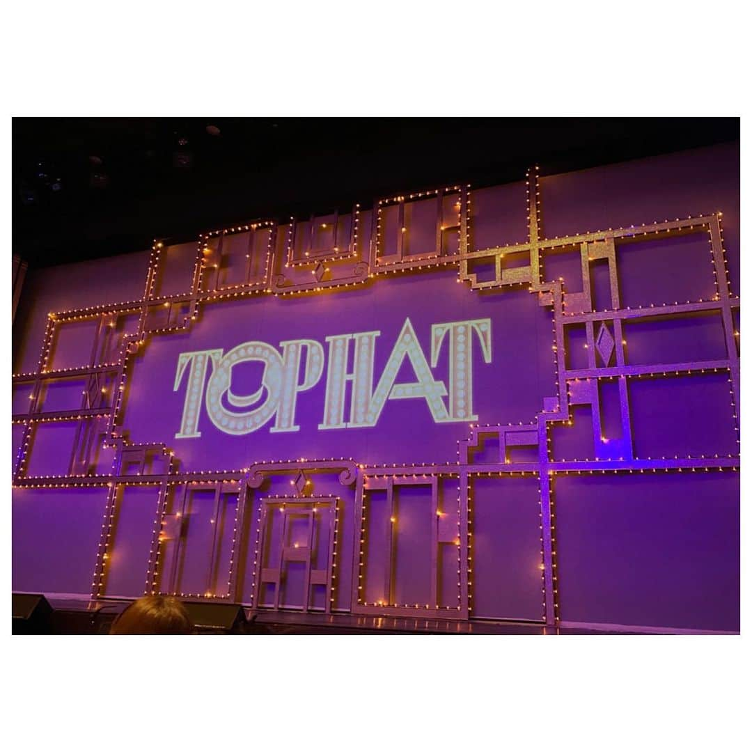 真愛涼歌のインスタグラム：「* 花組公演『TOP HAT』観劇🥰❤️❤️ 私の大親友まゆぽんこと。 #輝月ゆうま #専科さん 👏👏 出演という事で観ない訳がない✨  とっても御立派に務めてらっしゃいました😊💓💓  花組さんめちゃくちゃ良かった🌸🌸  トップコンビ🌸 そして95期の並びも良き🥰💕  あぁ〜まどか💓本当。 可愛ったらありゃしない😍❤️❤️ #宝塚 #花組 #tophat  #柚香光 #星風まどか  #🌸🌸🌸」