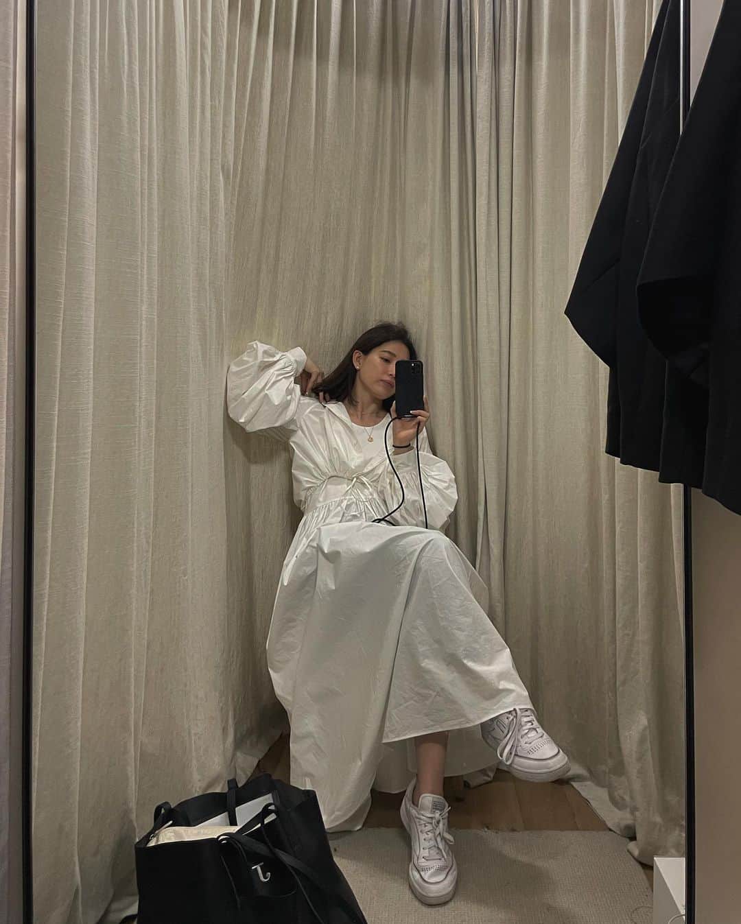 JUNNAのインスタグラム：「毎日長い打合せ続きですが、楽しい企画が続いてずっとわくわくさせて貰っています🍪  差し入れにいただいたクッキー🍪がアメリカン🇺🇸  チョコごりごり最高🙌  元気が出ました  がんばれる〜✌️  ワンピースは明日発売の #ETREタックショルダーシャツレイヤードワンピース  #etretokyo」
