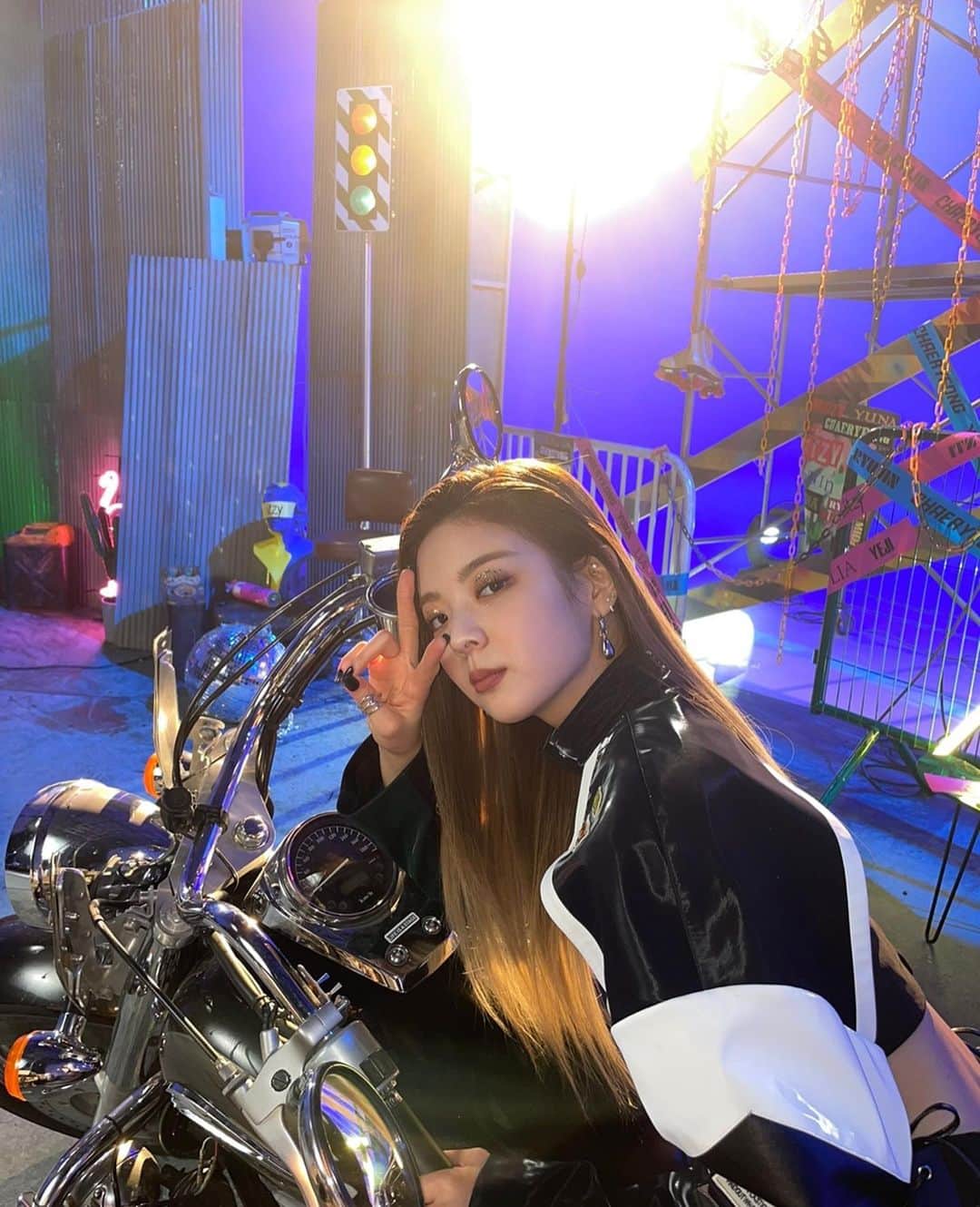 ITZYさんのインスタグラム写真 - (ITZYInstagram)「You can see how much i liked this bike😜」4月6日 17時03分 - itzy.all.in.us