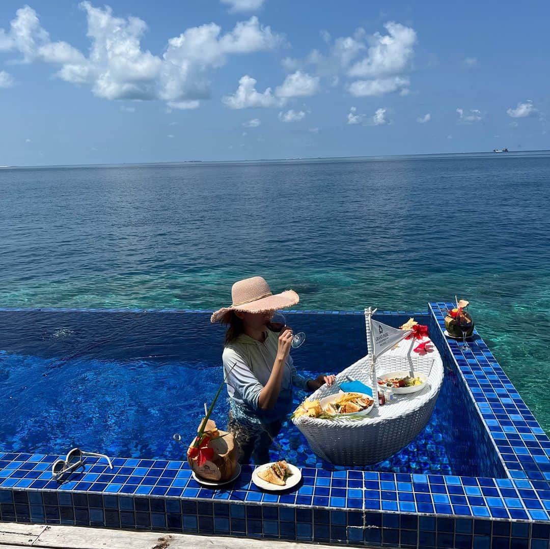 市原彩花さんのインスタグラム写真 - (市原彩花Instagram)「Floating lunch in my room🧉💙  お部屋のプールでフローティングランチ🥰 @grandparkkodhipparu のプール付きのお部屋に泊まったらぜひやってほしいプラン💙 朝食やアフタヌーンティー、ディナーにも変更できて2人前US$99++〜🧉 船の形が可愛いすぎる🥺💓  後半に泊まったReef pool water villaはプールから魚がたくさん見えるの🥰 下が珊瑚礁になってて、どこのヴィラよりもスノーケルが楽しいから、魚好きな人はこのヴィラがオススメ🐠  そしてたまに遠くにイルカが泳いでるところが見えたよ🐬 部屋からイルカ見れるなんてすごくない！？🥺 めちゃめちゃ感動しちゃった🥺  そして最後の写真は日差し予防しながら食べてる様子🤣☀️ そこまでしてでもプールで食べたい🙋‍♀️笑  #Maldives#maldivesislands#maldivesresorts#モルディブ#モルディブ旅行#水上コテージ#pool#リゾートホテル#kodhipparu#grandparkkodhipparu#海外旅行#海外移住 #bikini#bikinigirl#japanesegirl#あーちゃんモルディブ」4月6日 17時24分 - ayaka_ichihara