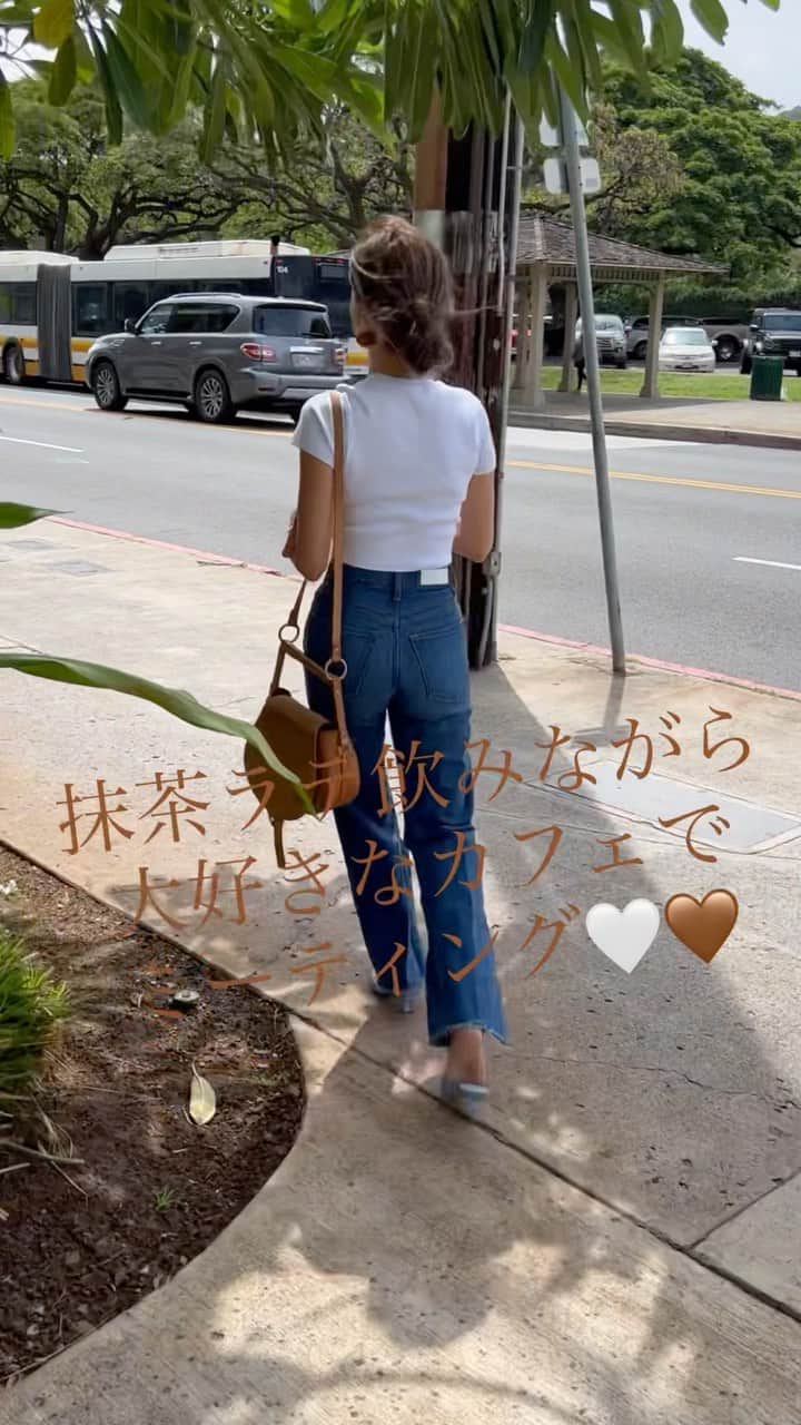 Mieのインスタグラム：「みんなの大好きなカフェってどこ？！ 😍🤎 よかったら教えてね！ 濃いコーヒーは苦手なんだけど、 最近はカフェラテをシングルショットで！ってカッコつけて頼むの😋  ステキな空間、家具など好みのカフェ見つけてさらにwifi完備だと３時間くらい居座ってしまう🤎迷惑な客😂  #ハワイ #カフェ巡り #カフェラテ #カフェが好きで #カフェラテネイル  にしちゃった今日😌  #ハワイ生活」