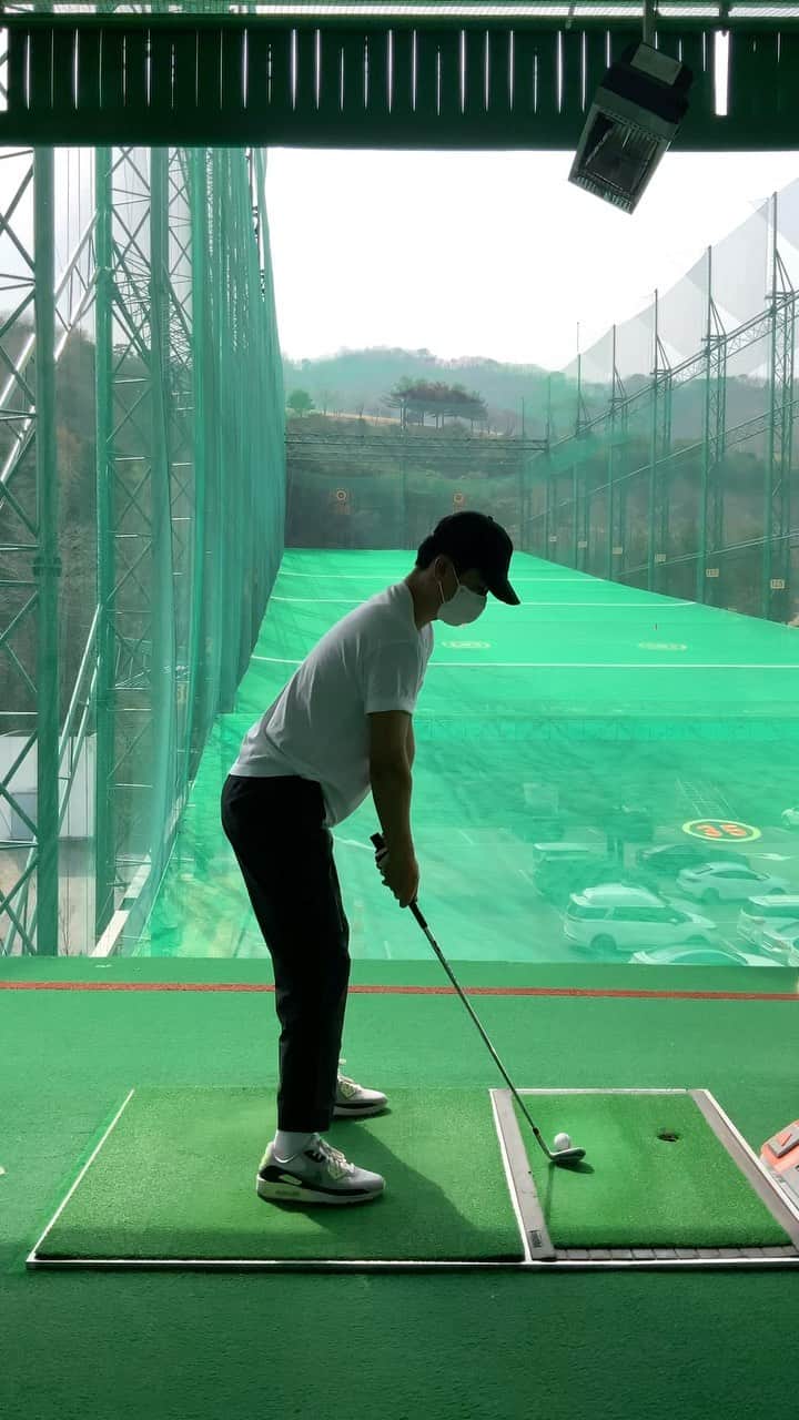イン・ギョジンのインスタグラム：「부드럽게 부드럽게 sw  #골프 #엄보형프로 #나이뜨」