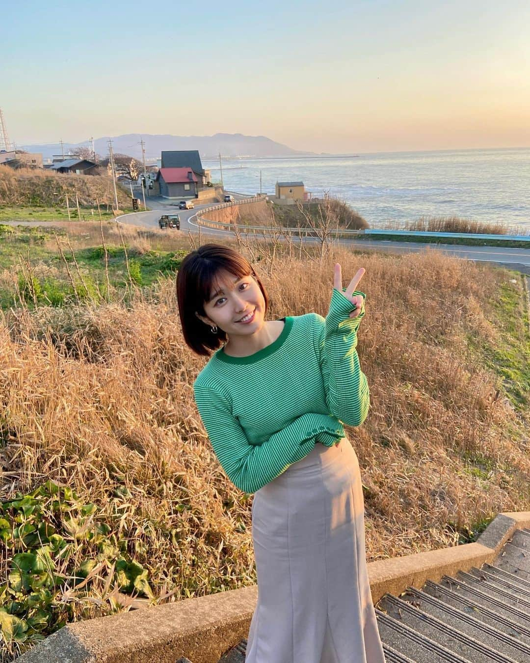 坂田茉世のインスタグラム：「社会人２年目となりました☀️ 笑顔いっぱいの新年度となりますように！」