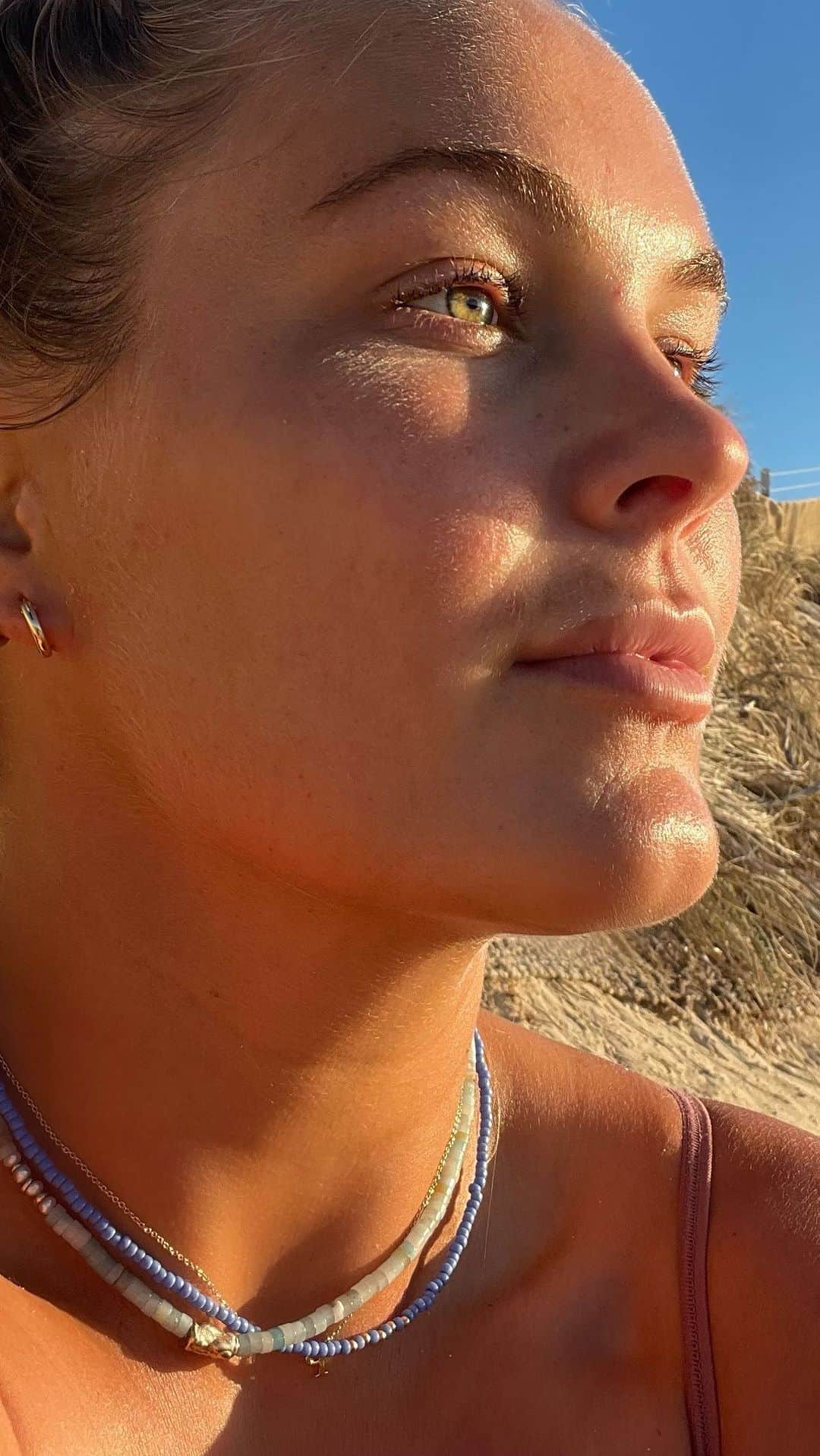 フェリシティー・パルマティアーのインスタグラム：「I cannot recommended this facial enough 🤌🏽 Genetically I’ve got pretty good skin but I’ve still got a couple of concerns - first of all, my melasma and then dryness from all the surfing and time in the spent in the elements.   The @blanc_perth Signature Facial is the ultimate restorative facial to revitalise and detoxify the mind and body and is entirely tailored to your unique skin concerns. Every Signature Facial includes a session under the Omnilux LED Lamp for a long-lasting luminous complexion.  My skin is still feeling so juicy and plump 💁🏼‍♀️💧」