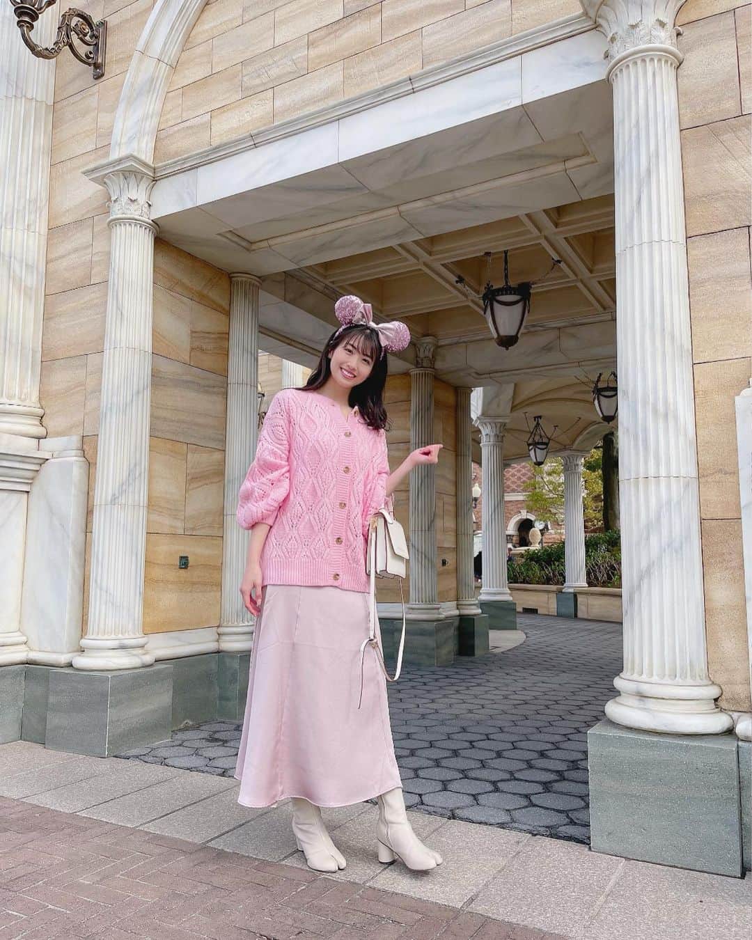 関根ささらさんのインスタグラム写真 - (関根ささらInstagram)「💗💓💖💕💞 . . 今年はピンクが流行色らしい、、！ ピンクってなんでこんなに可愛いんだろう☺️🌸 赤ももちろん大好きだけど、昔から身の回りのものはピンク率高め💖 . . #knit : #earthmusicandecology  #skirt : #grl #boots : #zozotown #bag : #韓国通販 . . #ディズニーコーデ #disneyootd #disneyoutfit #pink #pinklover  #ピンクコーデ #ピンクニット #pinkoutfit #disney #disneygram #disneyfashionista #disneyfashion #tds #tdr #tokyodisneysea #tokyodisneyresort #tokyodisney #disneyresort #東京ディズニーリゾート #プチプラコーデ #grl購入品 #grlコーデ」4月6日 18時30分 - sasarasekine