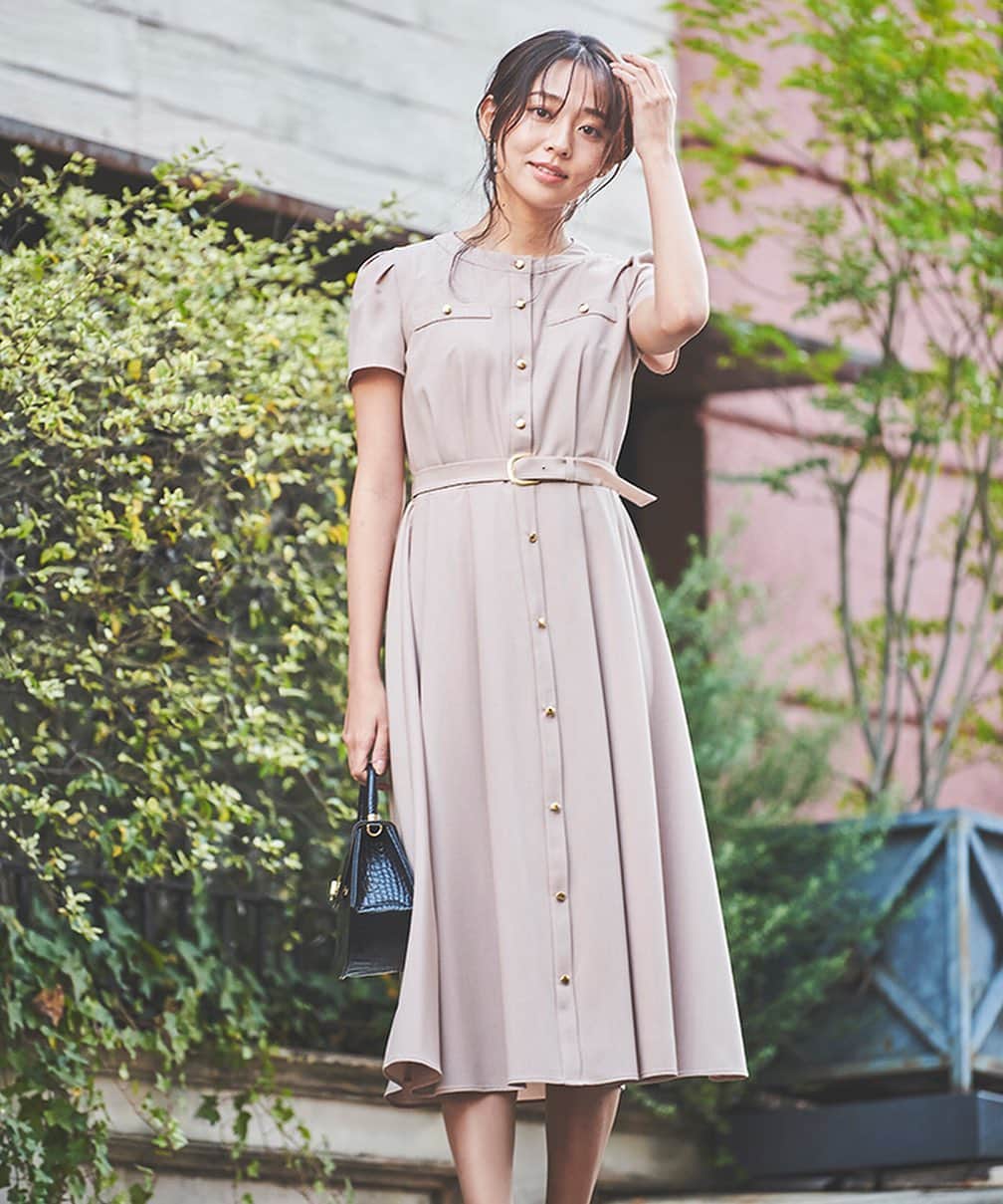 のインスタグラム：「⁡ New Arrival🍀4/8発売start ⁡ タックスリーブサマーワンピース ¥20,900 ⁡ ⁡ Insta Live🍀 ⁡ 4/7(Thu)21:15〜 ルミネエスト新宿店より配信いたします♬ ぜひご視聴ください😊  配信アカウント→ @laisse_passe  ⁡ ⁡ ⁡ ⁡ #レッセパッセ #laissepasse #デビュードフィオレ #debutdefiore  #laissepasseonlinestore #レッセパッセオンラインストア #新作 #ワンピース #ワンピースコーデ #お仕事 #お仕事ワンピ #通勤 #通勤ワンピース #4月 #新生活 #江藤百香 さん」