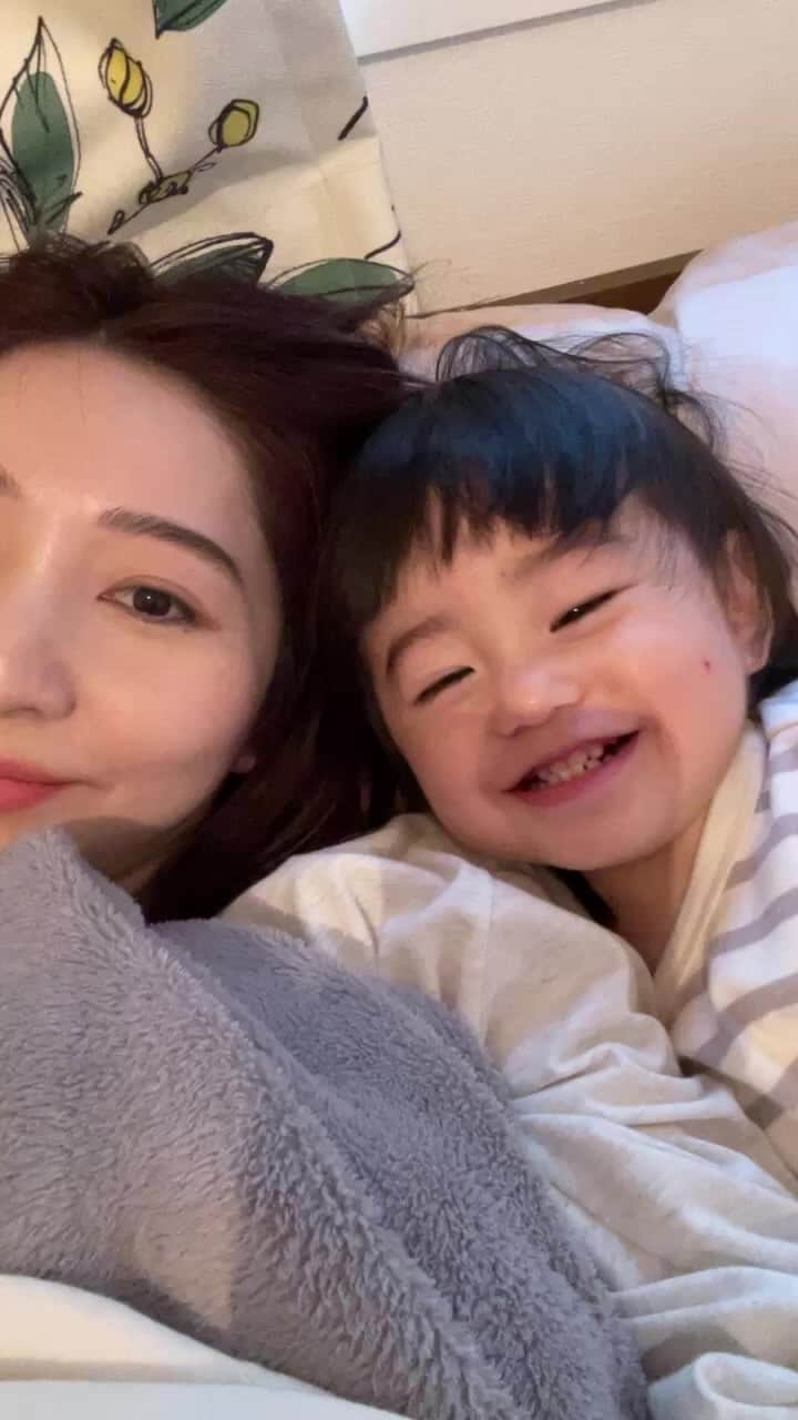 松尾 瞳のインスタグラム：「久々の👩🏻👦🏻💗  ビニール全然気づいてなかった(ごめんポンタ)んだけど教えてくれた人ありがとうございます🥺🧡  前の家のWi-Fiそのまま使ってたら電波が悪くて悪くて、、しばらくLIVEしてなかったんだけど最近変えたのでまたちょこちょこやるね🐑🤍」