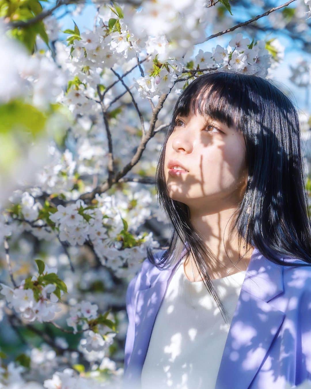 夏目璃乃のインスタグラム：「🪄︎︎◝✩ ・ ・ 📸: @shunyatakano  ・  #夏目璃乃 #rinonatsume #model #cerryblossom #桜 #新宿御苑  #モデル   #벚꽃 #벚꽃놀이  #photo」