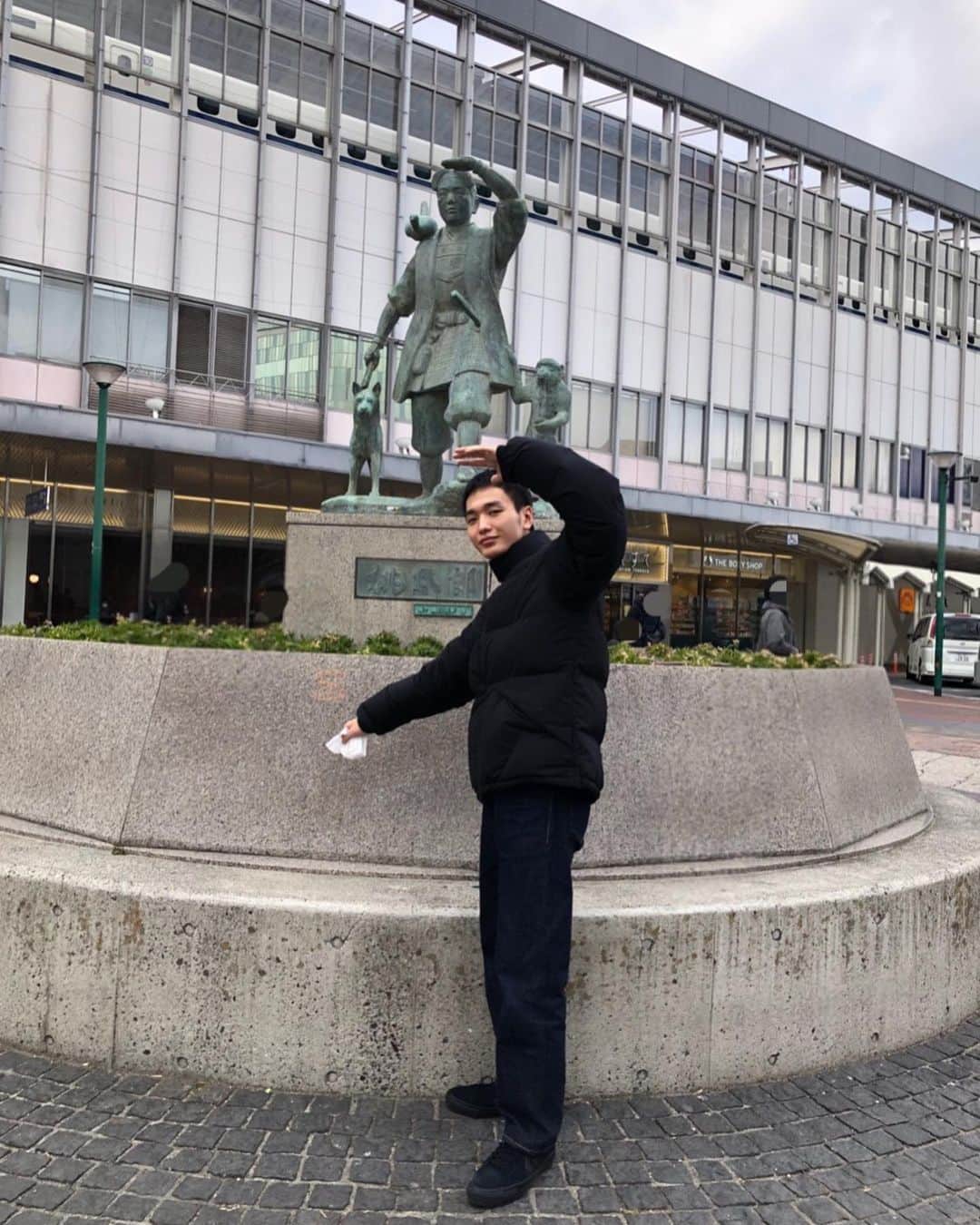 のインスタグラム：「#カムカムエヴリバディ   残すところあと二回、、  桃太郎さんと！  岡山での撮了は感慨深かったなあ」