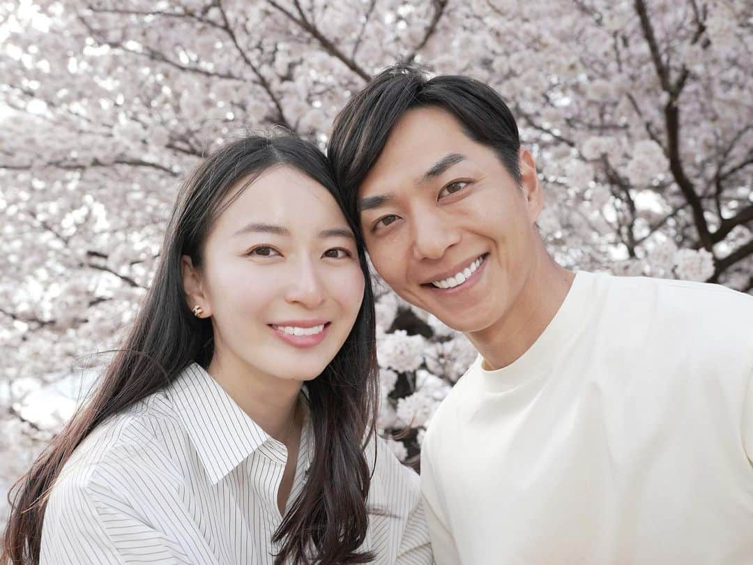 岩間恵のインスタグラム：「散る前にお花見🌸  今年も山梨の桃の花見たかったけど、 山梨いるあいだ、雨ばかりでダメだった、、、。」