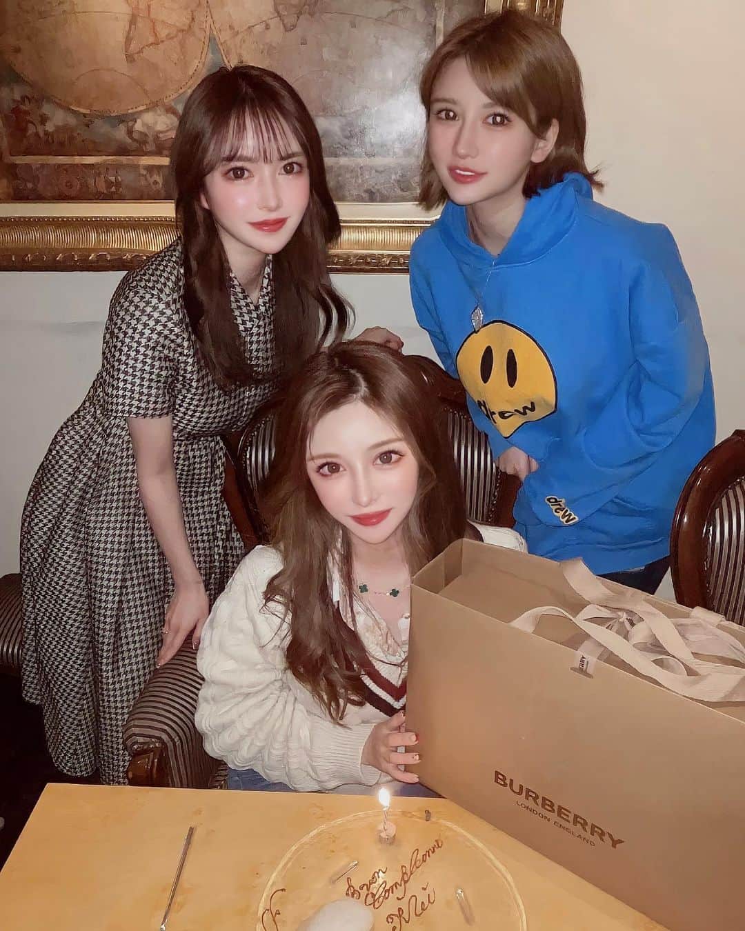 藤咲めいのインスタグラム：「ゆめちゃんといっちゃんにお誕生日祝いしてもらった時の写真🥰🌸  前回話盛り上がりすぎて写真撮れなかったからこの日は一緒に撮れて嬉しい🤣💖💖  ここはお気に入りの南青山のイタリアン、ダサローネです🥰  そしてプレゼントでめちゃくちゃ可愛いBurberryのバケハを頂いたので次の投稿に被った写真のせる〜🫣❤️‍🔥 ゆめちゃんいっちゃん本当にありがとう大好き🥺❤️❤️❤️ . . #誕生日サプライズ #お誕生日会 #女子会 #南青山 #イタリアン #ダサローネ」