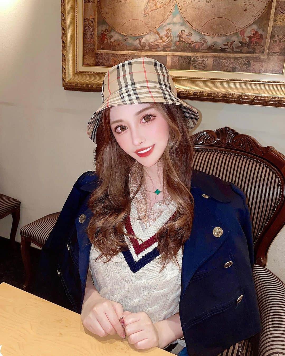 藤咲めいのインスタグラム：「大好きなゆめちゃんといっちゃんに頂いたBurberryのバケハ🥰🌸🌸🌸  私あまり帽子が似合わなくてちゃんとしたバケハを一つも持ってなかったんだけどこれはめっちゃ可愛い❤️‍🔥 ありがとう🥺💕💕💕  jacket🧥  ZARA knit🧶  CELINE shirt👔  moussy です🦭🥦  下は薄いデニムのスキニーに茶色のロングブーツ履いてました👖🐴  . . #zara #jacketstyle #moussy #柄シャツ #celine #knit #burberry #バケットハット #ootdstyle」