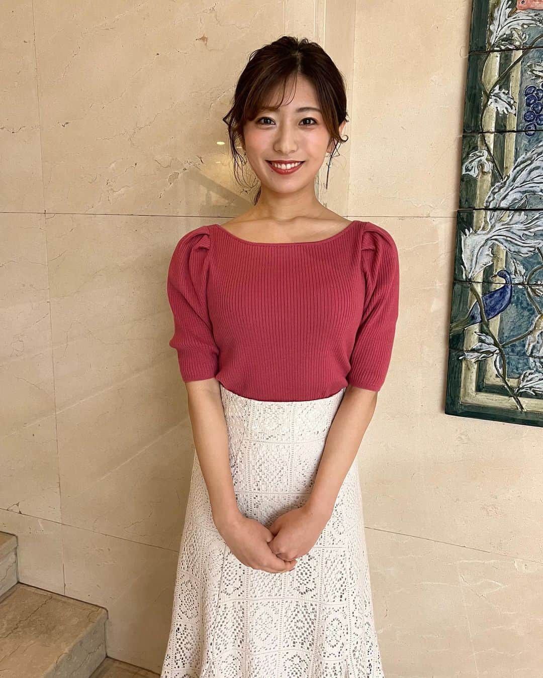 のインスタグラム：「👗 . #東京インフォメーション 衣装 綺麗なローズピンクのトップスは デコルテラインが綺麗に見えます✨ きょうは日中暖かかったですね☺️ . #モニフラ #衣装 #春コーデ  #プロポーションボディドレッシング」