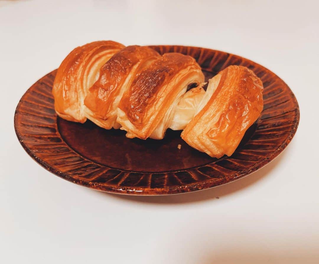 佐藤真知子さんのインスタグラム写真 - (佐藤真知子Instagram)「🥐  パン・オ・ショコラ🇫🇷  ちょっとした、 おしゃれな、ご褒美的なものなのに。 何でもない日の今日、 ついつい買ってしまいました。  パン屋さんの前の、 バターとパンが焼ける香ばしいあの香りに、負けたのです。  雲ひとつない青空の下、 焼きたてのパンオショコラと、 一つだけも何だかなぁ… と強がって買った塩パンが入った オレンジのエコバックを フリフリしながら、家に帰る🚶‍♀️  これぞ幸せの極みだ、と思いました。  平和に勝るものは、やはりありません。  #painauchocolat  #パンオショコラ  #prayforpeace」4月6日 19時59分 - machiko.sato09