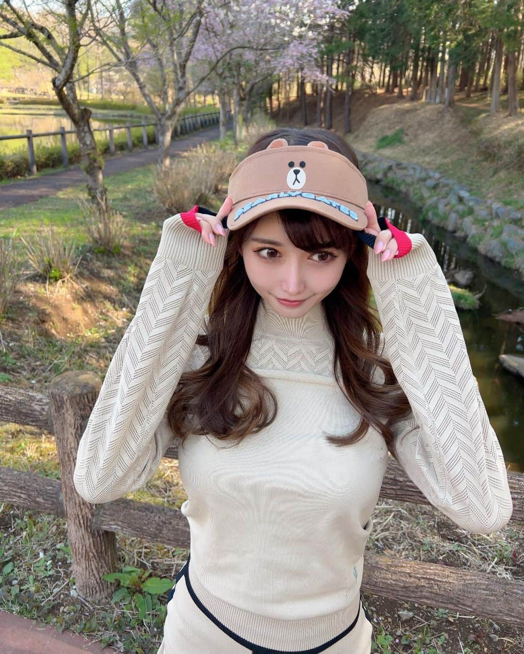 MAYUさんのインスタグラム写真 - (MAYUInstagram)「. くまちゃんコーデ🧸🤍❤️ . LINE FRIENDSのブラウンのバイザーかわいいよね😆🤎 @pearlygates_official  . ベージュのセットアップは @newbalancegolf_japan  薄手のサマーニットで着心地いい🤎 袖の赤がポイントになってかわいい❤️ 最近ニューバランスがかわいくて気になってるんだ〜☺️ . #ゴルフ女子#ゴルフ#ゴルフウェア#ゴルフコーデ#ゴルフファッション#ニューバランス#ニューバランスゴルフ#パーリーゲイツ#ブラウン#linefriends#brown#golf#golfwear#pearlygates#newbalance#newbalancegolf#golflife#golflove」4月6日 20時01分 - mayu.kina_golf