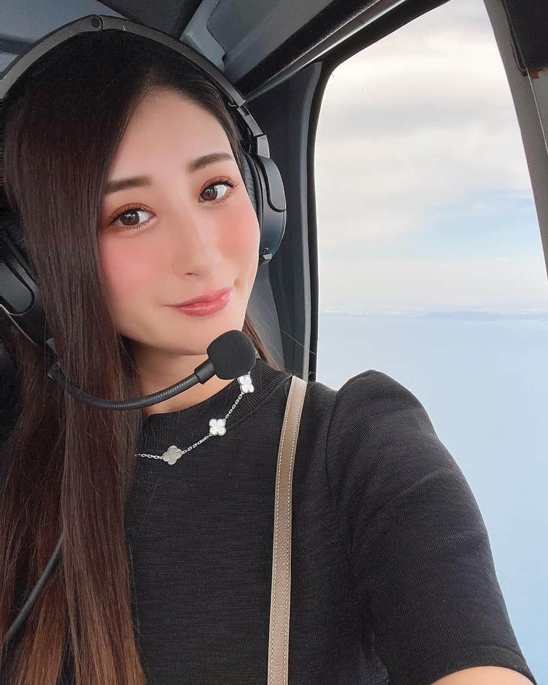 のインスタグラム：「ヘリでみやした食堂さんへ🚁🍽  天気も良く最高でした❤️  風もなかったから全然揺れなくて楽しかったー❣️  #初島#初島エクシブ#ヘリポート#ヘリ#みやした食堂#のり丼」