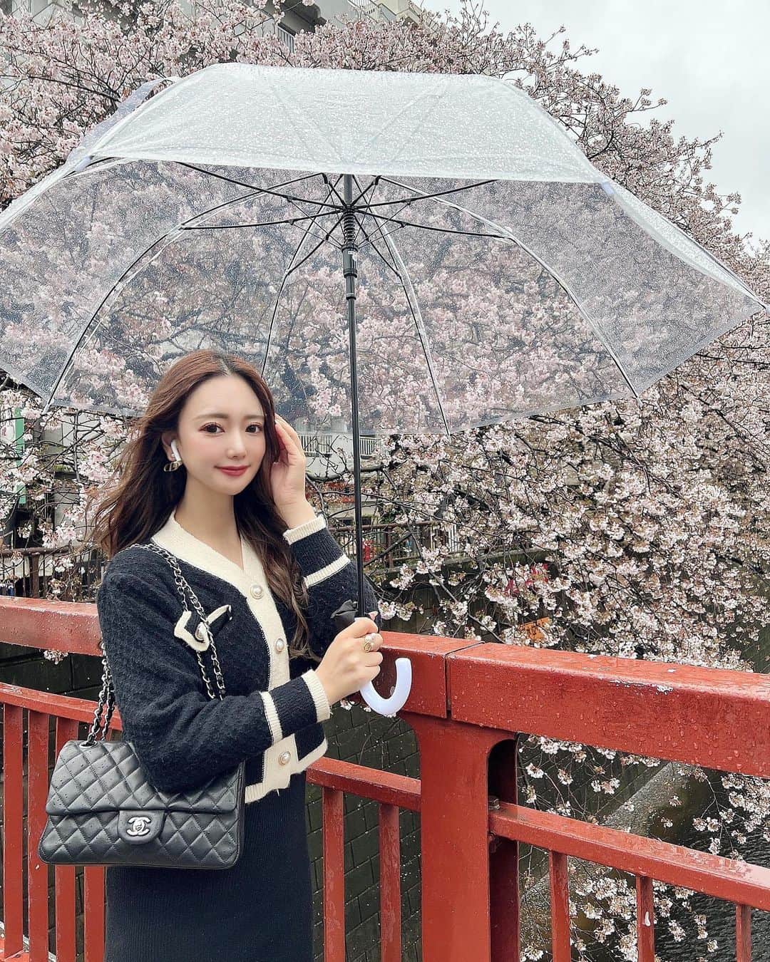 のインスタグラム：「雨の日の桜🌸」