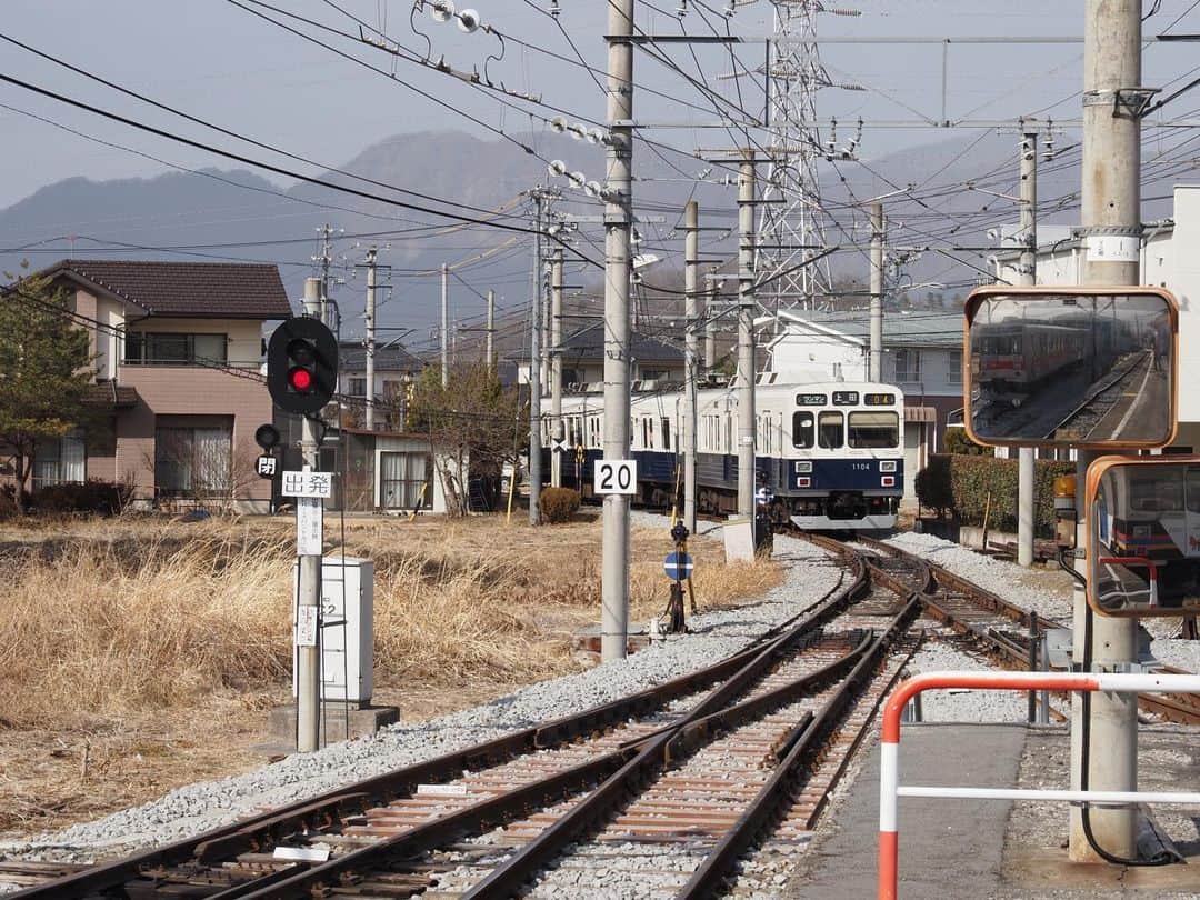 伊藤桃さんのインスタグラム写真 - (伊藤桃Instagram)「【#上田電鉄 #下之郷駅 】 ここからは妹はお宿にむかい、1人行動！ 上田電鉄さん、最初の下車駅は…下之郷駅です✨ * 下之郷駅では、列車のすれ違いが行われます。 2枚目: これまで乗ってきた、下り列車と… 3枚目: 上田駅に向かう上り列車がすれちがっていきました。 あ、この列車についてもまた今度詳しく書きますね(*ˊ˘ˋ*)｡♪:*° * 下之郷駅におりた理由は… 車両基地があるから！！✨ 4枚目: わーい！昔の東急さんの時代のデザインそのままの、#上田電鉄1000系 ♥️ #東急1000系 ですっ！ オールステンレスカー😘 5枚目: そして、山をバックに佇むのは#上田電鉄6000系 😘 こちらも同じく、元東急さんです。 * さらにさらに… 6枚目: ホームからはこんな建物が。 なんともレトロな駅名標…反転じゃないですよ！笑 7枚目: 建物の前にはこれまたレトロな鉄道部品がずらり。 * 実は… いまでこそ、一路線しかない上田電鉄さんですが、かつては全長8.6kmの西丸子線という路線も、この下之郷駅からのびていました。 しかし、昭和36年、1961年の梅雨前豪雨で被災して、結局昭和38年に廃線となってしまったそう…🥲 このホームはその数少ない名残だそうです。 停留所あともいくつか残っているそうなので、いつかいってみたい…。 * 下之郷駅の見どころはそれだけじゃありません！！ 8枚目: まるで神社のようなホーム上屋… 生島足島神社の最寄り駅であることから、ホーム上の駅舎建物外壁にはこの神社の、2014年に解体された旧斎場の、朱塗りの柱と漆喰の壁を模したデザインとなっています。 * 9枚目: こぢんまりとしていて可愛らしい駅舎のなかはこんなかんじ 10枚目: 沿線の方からの愛が伝わります🥰 * せっかくだから神社まで足を運んだよ。 つづくのだ。 #上田電鉄別所線 #別所線 #車両基地 #廃線跡 #廃線」4月6日 20時18分 - itomomo_tetsu