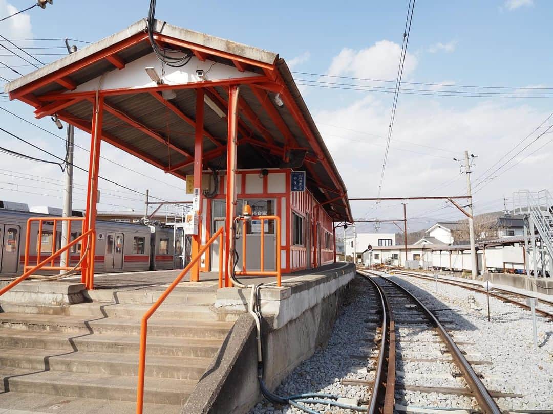 伊藤桃さんのインスタグラム写真 - (伊藤桃Instagram)「【#上田電鉄 #下之郷駅 】 ここからは妹はお宿にむかい、1人行動！ 上田電鉄さん、最初の下車駅は…下之郷駅です✨ * 下之郷駅では、列車のすれ違いが行われます。 2枚目: これまで乗ってきた、下り列車と… 3枚目: 上田駅に向かう上り列車がすれちがっていきました。 あ、この列車についてもまた今度詳しく書きますね(*ˊ˘ˋ*)｡♪:*° * 下之郷駅におりた理由は… 車両基地があるから！！✨ 4枚目: わーい！昔の東急さんの時代のデザインそのままの、#上田電鉄1000系 ♥️ #東急1000系 ですっ！ オールステンレスカー😘 5枚目: そして、山をバックに佇むのは#上田電鉄6000系 😘 こちらも同じく、元東急さんです。 * さらにさらに… 6枚目: ホームからはこんな建物が。 なんともレトロな駅名標…反転じゃないですよ！笑 7枚目: 建物の前にはこれまたレトロな鉄道部品がずらり。 * 実は… いまでこそ、一路線しかない上田電鉄さんですが、かつては全長8.6kmの西丸子線という路線も、この下之郷駅からのびていました。 しかし、昭和36年、1961年の梅雨前豪雨で被災して、結局昭和38年に廃線となってしまったそう…🥲 このホームはその数少ない名残だそうです。 停留所あともいくつか残っているそうなので、いつかいってみたい…。 * 下之郷駅の見どころはそれだけじゃありません！！ 8枚目: まるで神社のようなホーム上屋… 生島足島神社の最寄り駅であることから、ホーム上の駅舎建物外壁にはこの神社の、2014年に解体された旧斎場の、朱塗りの柱と漆喰の壁を模したデザインとなっています。 * 9枚目: こぢんまりとしていて可愛らしい駅舎のなかはこんなかんじ 10枚目: 沿線の方からの愛が伝わります🥰 * せっかくだから神社まで足を運んだよ。 つづくのだ。 #上田電鉄別所線 #別所線 #車両基地 #廃線跡 #廃線」4月6日 20時18分 - itomomo_tetsu