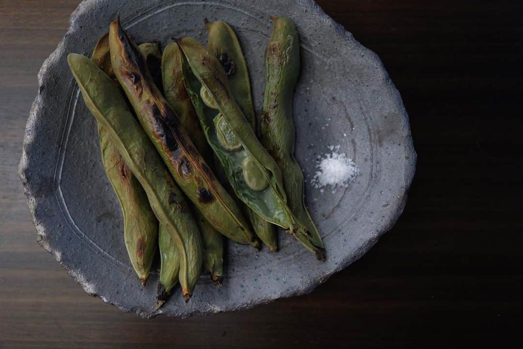JUNNAのインスタグラム：「・  春の味  そら豆はダイナミックにそのままグリルしただけ🤪  そら豆グリル 蕗のとうとたらの芽の天ぷら 菜の花のお浸し  #only#junna🏠#そら豆」