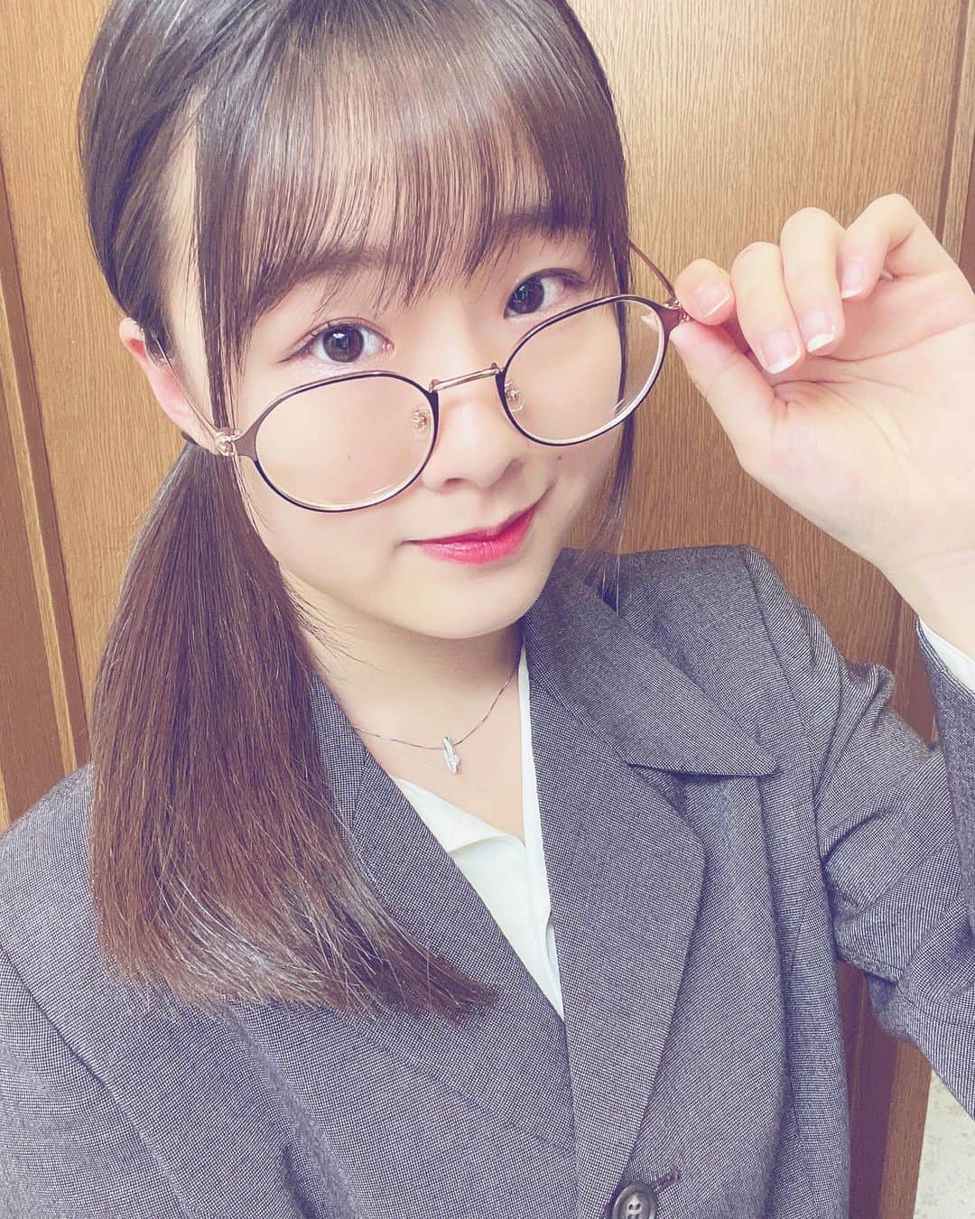 新倉愛海のインスタグラム：「新社会人になりました😎✨ ⁡ #アプガ2 #アイドル #idol #メガネ女子」