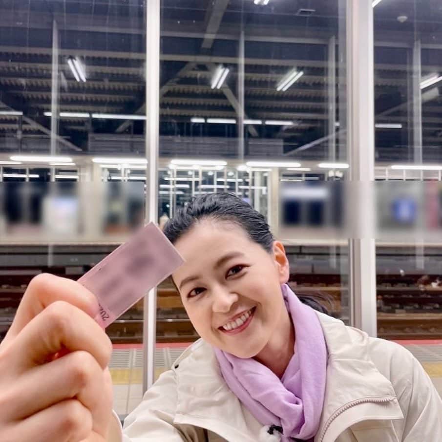 黒谷友香のインスタグラム：「皆さん、おこんばんは😘  今、私は電車の中から、この投稿しとりますが『普通に電車乗れる幸せ』を噛み締めております♪  先日の、テレビ東京🚆🚉「土曜スペシャル 鉄道沿線歩き旅13 」🛤😊 見逃し配信は TVer、paraviで❣️  柏から成田までの歩き旅！ 2枚目は、あまりにも電車に乗りたくて、思わずエアー改札😅 歩きっぷり是非、ご覧ください。 @champion_japan @descenteblanc @northworksfolk @coccinellejapan   #ralphlauren#poloralphlauren#乗馬#馬#Coleman#ボタニカルキャンドル#東京#sdgs#アンティーク#ハーブ#ラボット#diy#日本#映画 #祈り#日産 #nissan#日産ariya#ai#大鵬薬品工業#バップフォーレディ#エビス#プレミアムケアハブラシ#黒谷友香」