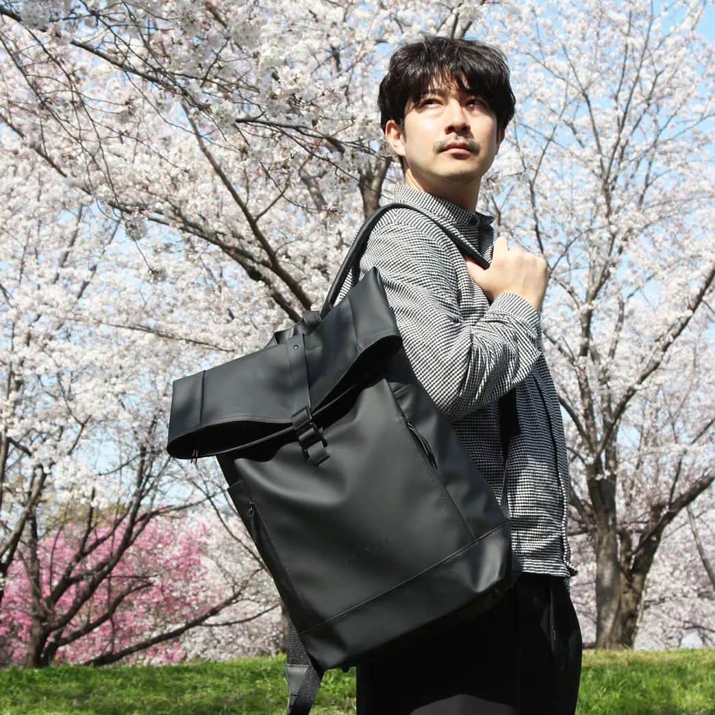 小堀正博のインスタグラム：「春ですね。  いつの間にか桜も満開、気がついたらあっという間に散ってしまっていそう。  毎年春になって桜を見ると、とある短歌を思い出します。  「いちはつの花咲きいでて我目には今年ばかりの春行かんとす」  正岡子規の有名な短歌です。 いちはつは夏に咲くものですが、僕の中では桜を見るとどうもこの歌が頭によぎります。  普段毎年何気なく見ている桜も、もし見れるのが今年だけだとしたら。 もう来年は見られないと思いながら見たら。  きっともっと美しく見えるでしょう。  普段の生活でも同じ。  また次やればいいや、また今度、と思っていたら、そのまた今度が来ないかもしれない。  毎日は本当に貴重なものです。  「最後だとわかっていたなら」という詩も心に沁みます。  是非毎日を大切に過ごしてほしいです。  自分の健康、自分の命、周りの命もいつまでもあると思わない方がいいですね。  そんな春は出会いの季節。  新年度に持つものを一新される方も多いのではないでしょうか。  僕も新しい鞄を迎え入れました。  こちらです。  最近流行りのガストンルーガ(@gastonluga )  大きな鞄がほしいと思い、探していたところ出会えました。  防水やし、野球道具も入るし、2泊は余裕で出来る。  パワプロ的に特殊能力をつけると、 使い勝手◯、見た目◯、アーチスト、アベレージヒッター、ムードメーカー、といったところでしょうか。  公式サイトでディスカウントコード: kobori22を入れると15%オフになるとか。  公式オンラインストア　http://gastonluga.com  新生活応援キャンペーンでバックパック購入でGLポーチをプレゼントなのでラッキーでした。 しかも送料無料、ありがたや。  #小堀正博 #大阪 #梅田 #神戸 #関西 #Carryyourlifeeffortlessly#GastonLuga #ガストンルーガ #バックパック」