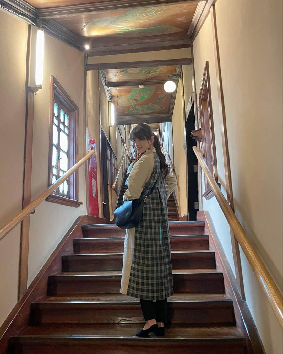 山田佳子さんのインスタグラム写真 - (山田佳子Instagram)「百段階段、見学してきました🥰 当時の日本画や欄間、彩色木彫、とにかく素晴らしいの一言。雰囲気の違う7部屋あるお部屋楽しめました😆👍💕 ⁡ ⁡ #素晴らしい #和の世界 #豪華 #目を奪われる #雰囲気ある #百段階段 #本当は #99段だけど  #理由 #最後に #分かるよ #😆👍 #目黒雅叙園百段階段 #東京都指定有形文化財 ⁡ ⁡」4月6日 20時34分 - yoshiko117