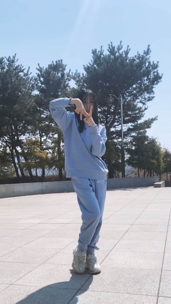 ウンチェのインスタグラム：「NMIXX - O.O🎧  나오자마자 입덕 해버린 엔믹스 댄스 따야쥬😝  #NMIXX #엔믹스 #nmixx_oo #엔믹스오오 #dance #dancecover #kpop #idol」