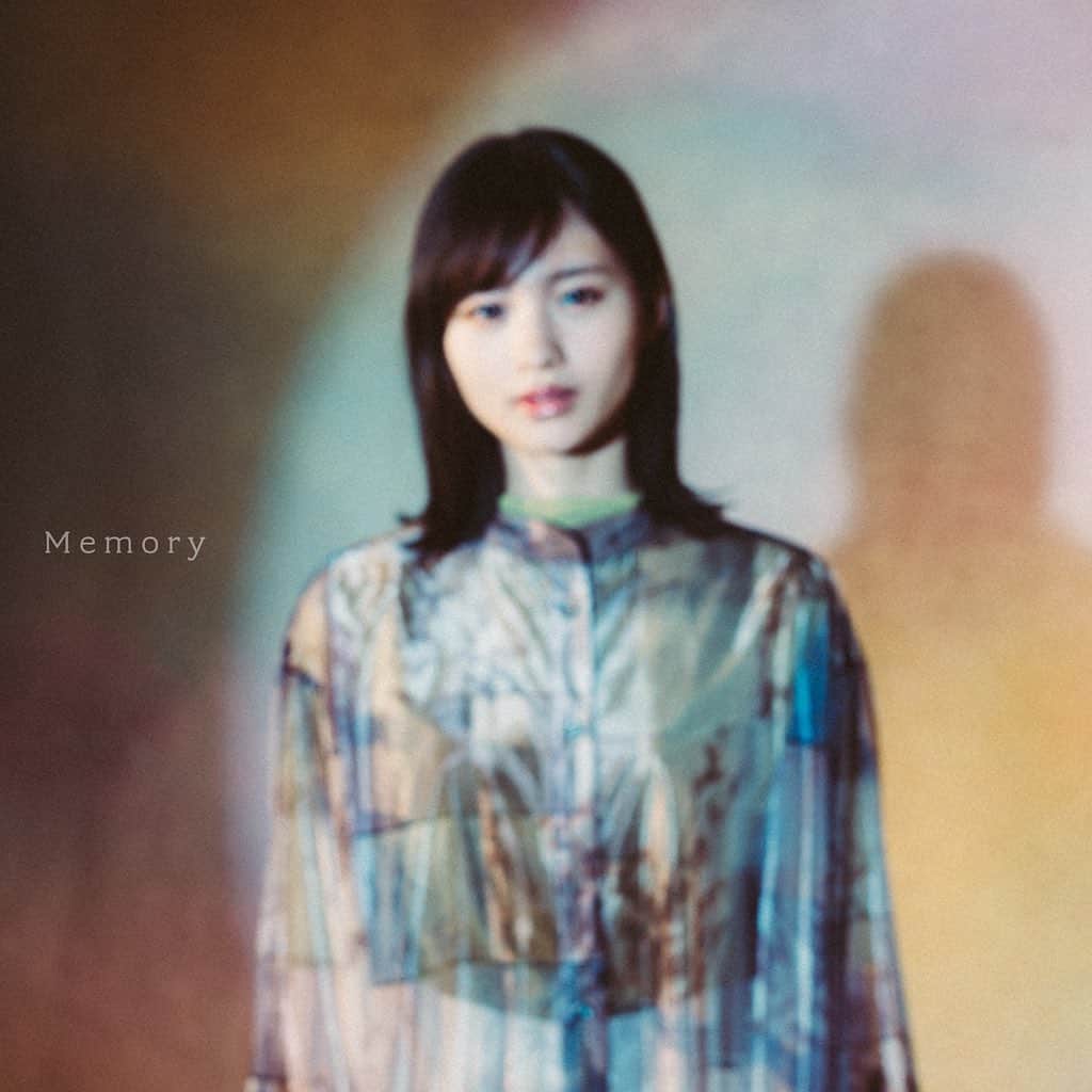 マルシィのインスタグラム：「1st ALBUM「Memory」のジャケ写と収録曲を公開‼️  発表済みの楽曲に加え 新曲4曲を収録！🙌  ・ラブストーリー ・未来図 ・牙 ・君のこと  全11曲、ぜひ手にとっていただけると嬉しいです！🔥  #マルシィMemory」