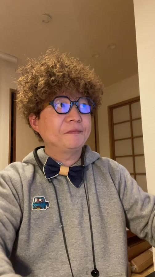 Nstyle建築工房のインスタグラム：「第42回マンションリノベの部屋  質問①  ガスファンヒーターが快適なのでリノベ後もガスファンヒーターで暖房したいです。 断熱工事をしたらエアコン1～2台で暖かいということでした。 ファンヒーターも1～2台で大丈夫になるんでしょうか？  質問②  今のアパートが狭いこともあるんですけど、全然家の中が片付きません。 新居はリノベしてと思ってますが、少し広くなっても片付ける自信がないので大きめの物件がいいのですが、費用も高くなるので悩んでます。 収納量も欲しいですけど、リビングは広くしたいです。4人家族だとどれくらいの大きさがいいでしょうか？  質問③  いつも楽しく見てます。質問です。 アップライトピアノを置きたいのですが、二重床の上においても大丈夫でしょうか？ また床は凹みますか？硬い木にした方がいいでしょうか？  質問④  開放的な家にはしたいんですけど、子供の個室はちゃんとした個室の方がいいような気がしてます。勉強の時に集中できるように。 引き戸よりもドアの方が音などが聞こえにくいと思うのですが、事例を見てるとドアの事例がない感じでした。何か欠点があるのでしょうか？  ＃木のマンションリノベ ＃木のマンションリノベーション ＃マンションリノベーション ＃藏家」