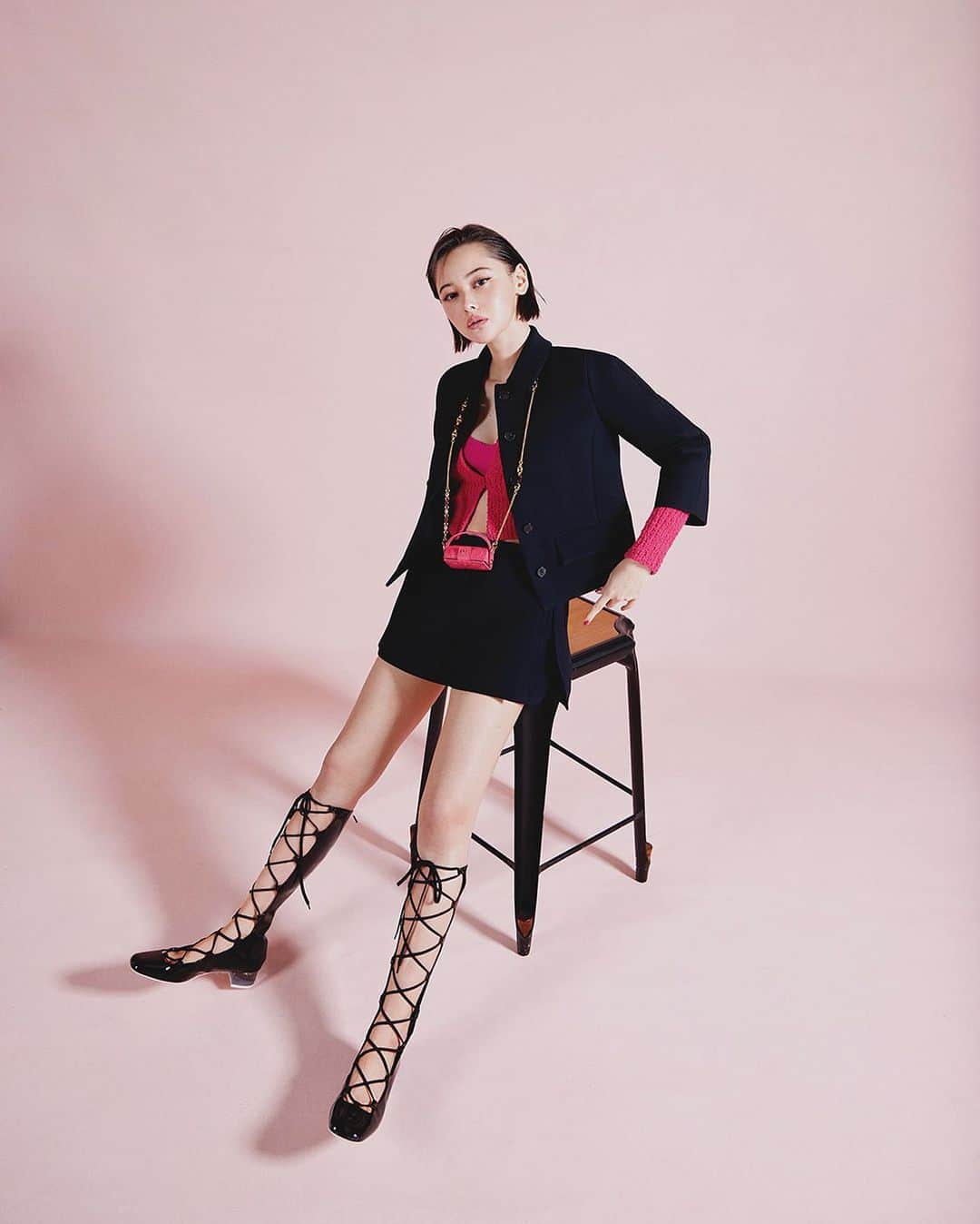 玉城ティナさんのインスタグラム写真 - (玉城ティナInstagram)「Tina Tamashiro BLACKxPINK DIORのジャケットスタイル〜 60sなムードがかわいすぎました  個人的にミニスカートとあみあみ靴の組み合わせらぶ  @dior #DiorSS22」4月6日 21時25分 - tinapouty