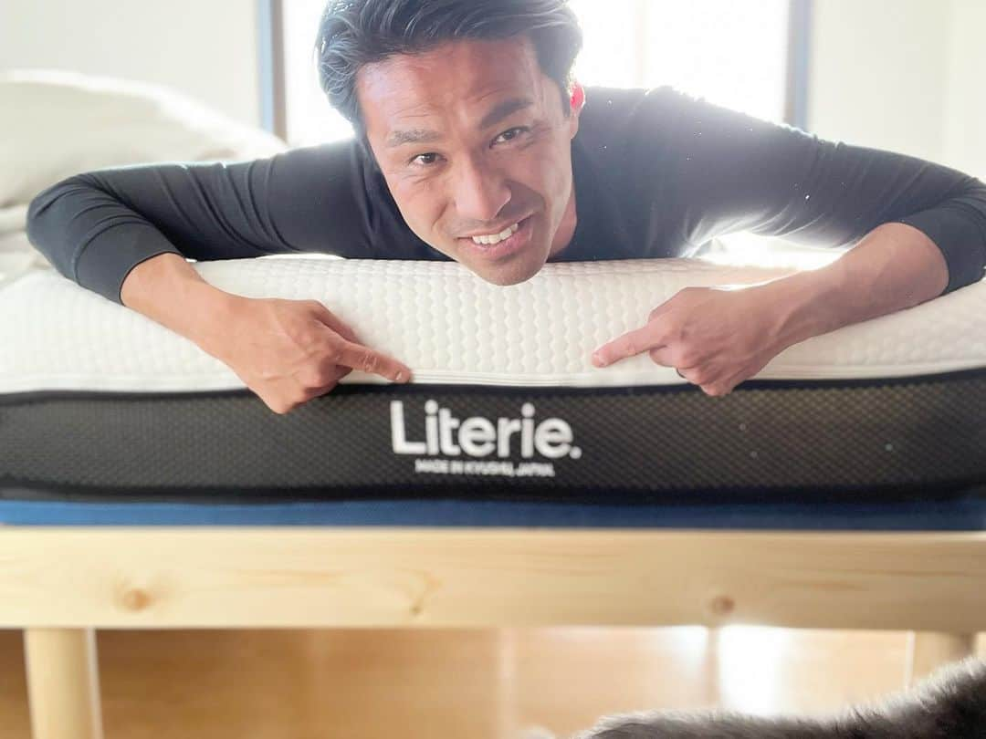 工藤壮人のインスタグラム：「⠀ ⠀ 宮崎での新生活に選んだマットレスは @literie_official のアスリートリバーシブルダブルコアマットレス。 ⠀ 3分割になっているマットレスは簡単に組み換えられるようになっており、自分好みに変えられるところに惹かれ、このマットレスに決めました。 ⠀ 身体に合った寝具は、睡眠の質を高めるためにとても大切なアイテム。 腰痛が気になる方にもおすすめです。 ⠀ #リテリー #新生活 #マットレス #literie #designyoursleep」