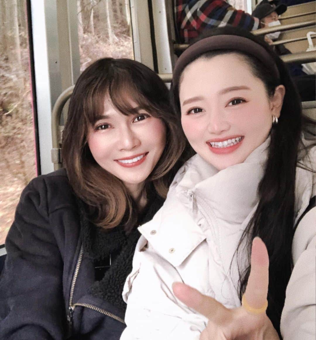 音羽紀香（のんちょ）のインスタグラム：「御岳山に行ってきました⛰✨  前日はお友達の家に泊まって夜遅くまで お話ししたのがすっごく楽しかった🥰  当日は雨だったので、山頂を目指すのはやめて、中腹にある山楽荘へ🍚  山で採れたお野菜がとってもおいしかった✨ 食べるのに夢中で撮り忘れていたけれど、 天ぷらやご飯、デザートも出てきました🤤  ご飯の後はお風呂に入って、祈祷してもらって、スッキリ🌱✨✨  とっても素敵な場所でした❣️また行きたいと思います☺️💓  #御岳山 #mitakesan  #登山  #山 #山楽荘」