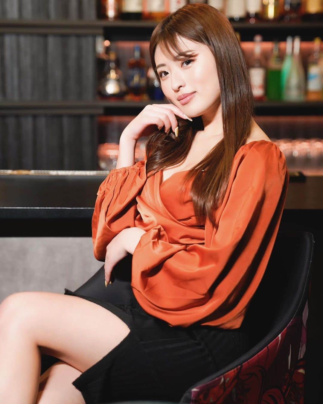 MIYABIのインスタグラム：「💜BFチャンネル🦄  今回は、普段まなみさんも働いているBAR アロゴにお邪魔して、お店の紹介をしています🍹💕  高級感があるお洒落な店内には、なんと隠し扉が🚪✨  アロゴさんでしか出来ない、特別なゲームもあって、まるで日本とは思えないワクワクするBARでした🥺🎮  チャンネル登録、コメントしてくれたら、とってもと〜っても喜びます😍💋  チェックしてね🧚🏻‍♀️  #bar #六本木バー」