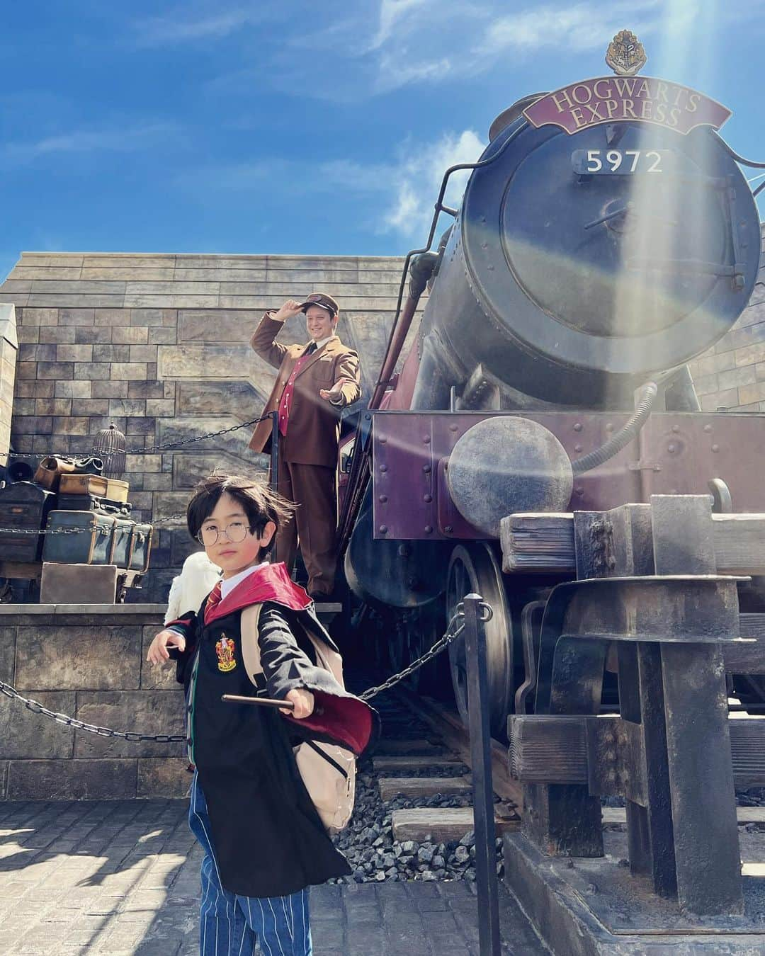 ryo0809appleのインスタグラム：「👦🏻Yeah ! I finally became Harry Potter in USJ🪄 * * * * 念願のハリーさんになって、ホグワーツ特急の車掌さんと撮って貰った時に、奇跡的に良い感じの光が入って撮れた1枚🪄 結局2日間USJではずっとこの格好でした😂 * * * * #harrypotter  #ハリーポッター #グリフィンドール生  #ホグワーツ特急  #usj #usjファン  #7歳  #7歳男の子  #ハリーポッター大好き」