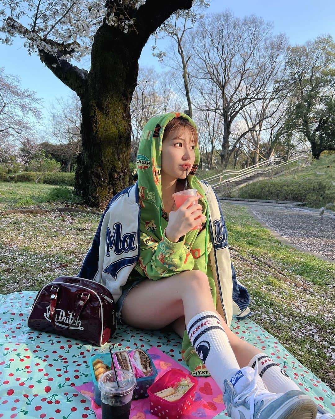 月城まゆさんのインスタグラム写真 - (月城まゆInstagram)「はる感じてきた🌸💖  #sakura #picnic #streetfashion #グラビア #グラドルの日常」4月6日 21時50分 - xo_mayu_xo