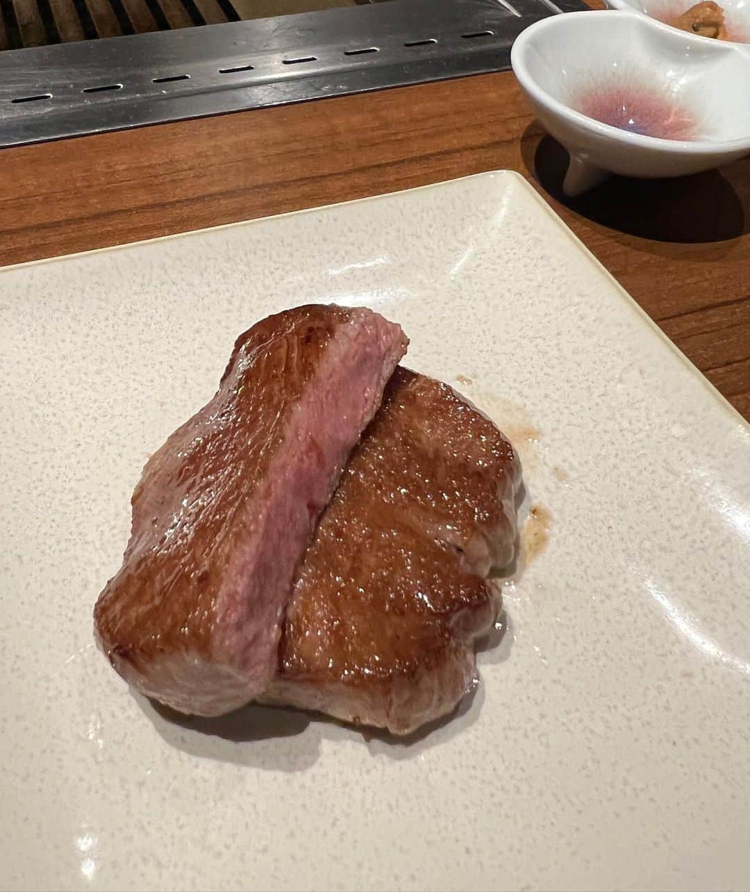 明松美玖さんのインスタグラム写真 - (明松美玖Instagram)「、 美味しい焼肉が食べたい〜🐻‍❄️🌿  写真は @ushigoro_yakiniku 行った時☺︎ 厚切りタン美味しかった☺︎」4月6日 21時57分 - shashishu_daily