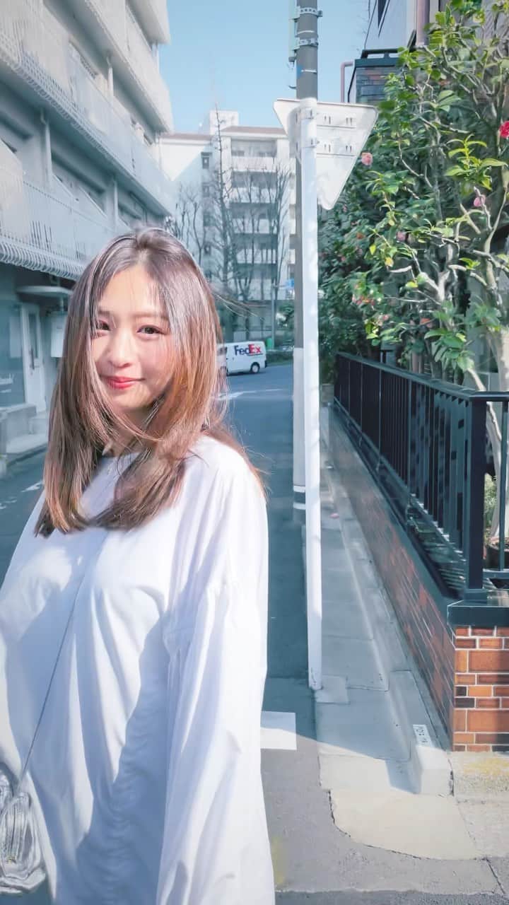 佐山彩香のインスタグラム：「質問いただいてたブラウスは@third_magazine です🌻 可愛いよね〜  春はブラウス×デニムか 白T×デニムが好き🌸  本格的にあったかくなってきてルンルンな日々🌈4.5月がなんかわくわくして一番好きな月！」