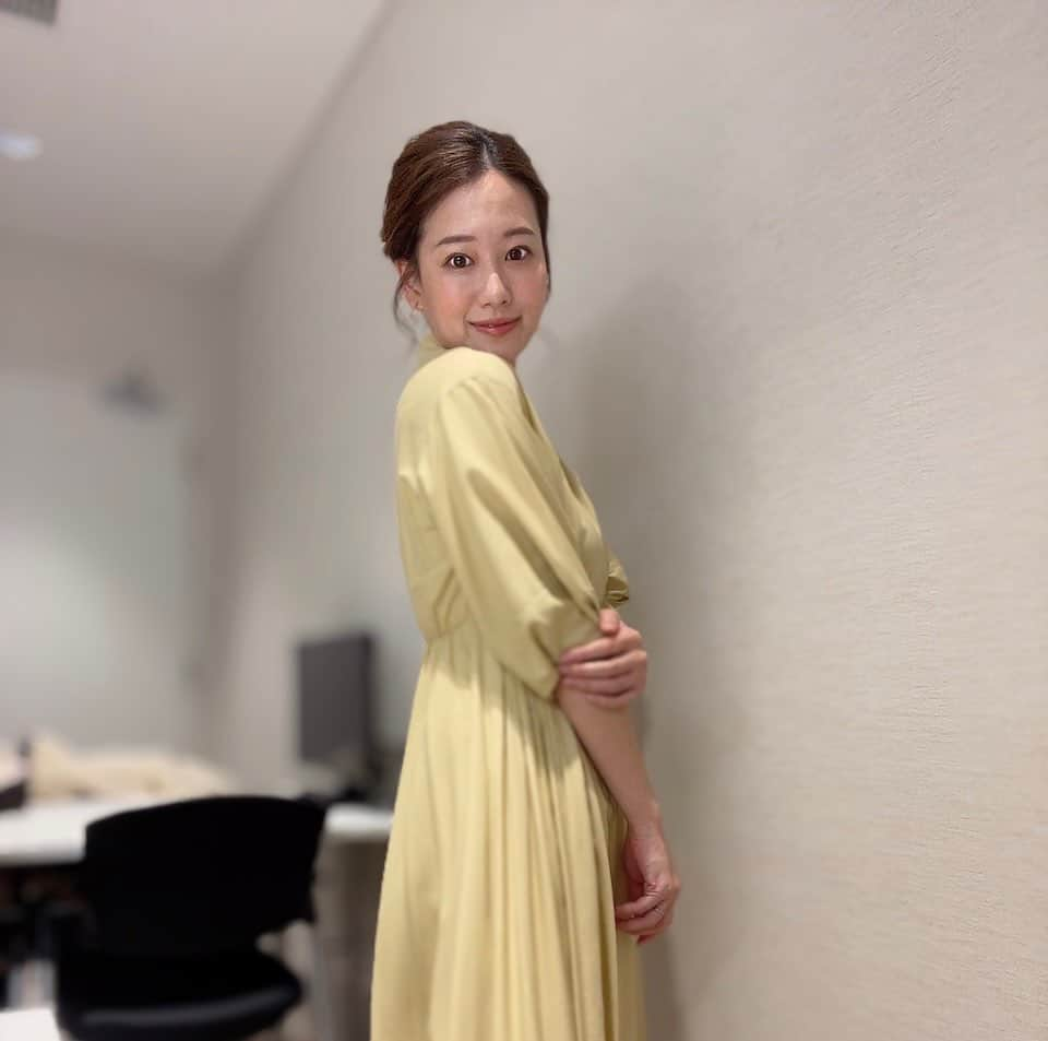 須貝茉彩さんのインスタグラム写真 - (須貝茉彩Instagram)「. ４月からもBSテレ東 日経モーニングプラスFTのサブキャスターを 月曜日に担当させて頂いています✨ 引き続き朝7:05から宜しくお願いします😌  今週の衣装は 久しぶりのワンピース💛  ここだけの話🫢 ワンピースはマイクやインカムを 服の下にベルトして仕込ませるので 結構大変なのです笑 でもワンピースはすきです✨  #BSテレ東 #日経モーニングプラスft  #フリーアナウンサー #須貝茉彩」4月6日 22時10分 - maaya.gm