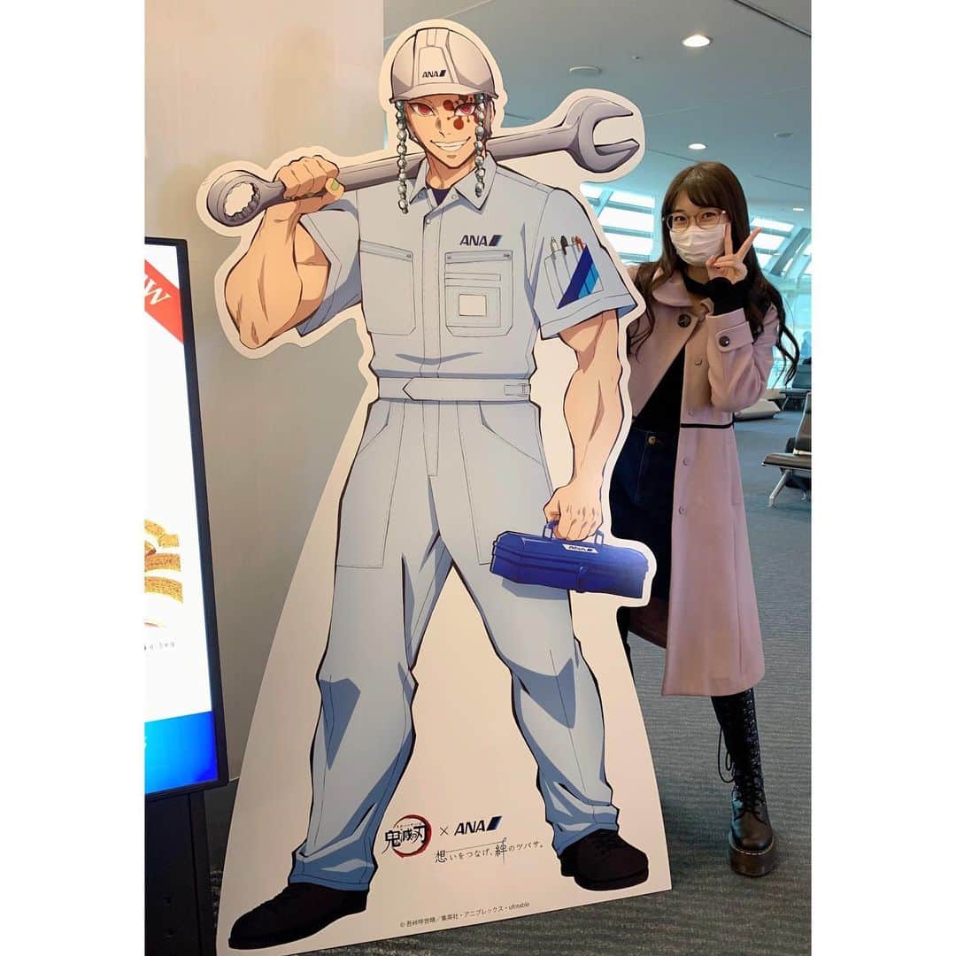 のインスタグラム：「♡ ♡ 宇髄さんに会いました💖まりあ 派手でした💎💎💎 2022.3.29のお話🐰おしまい ♡ ♡  #鬼滅の刃 💎 #宇髄天元 様✨✨✨ #ANA ✈️ #モーニング娘22 #morningmusume22 #牧野真莉愛」