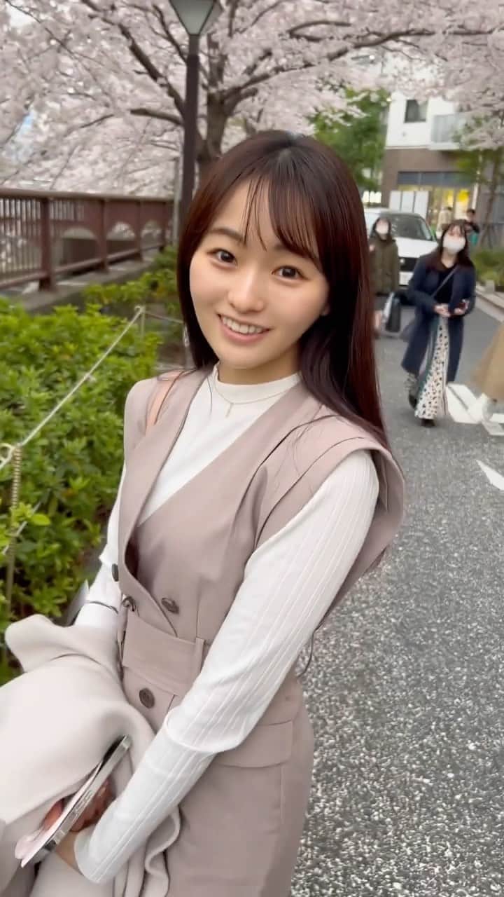 奥原ゆきののインスタグラム：「. 今日は久しぶりに暖かくて嬉しかった🌸 この日は母と一緒の仕事で、帰りに撮ってもらった📷 最後何話してるでしょうか？🤫」