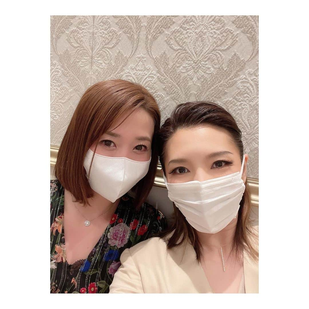 瀬奈じゅんさんのインスタグラム写真 - (瀬奈じゅんInstagram)「⁡ ⁡ かわいいまさおをどうぞ。 ⁡ 現役時代から私の周りをチョロチョロしておりましてね、やはりかわいいのですよ。 そして私に気を使わせないように気を使える、頭のいい方でもあります。 ⁡ まさお、トーク中で言った事は、もちろん良い意味でございますよ笑。 (まさおインスタ参照　@masaki_ryu ) ⁡ それにしても、いつも私の事を「あすこさん、あすこさん」って言ってる自覚はあるんだろうか……。 「さ」が苦手なのか……。 甘えるとそうなってしまうのか……。 ⁡ ⁡ Why？笑 ⁡ ⁡ #宝塚ホテル #ディナーショー #SEIZETHEDAY #龍真咲 さん #かわいい人 #やんちゃな人」4月6日 22時24分 - junsena_official