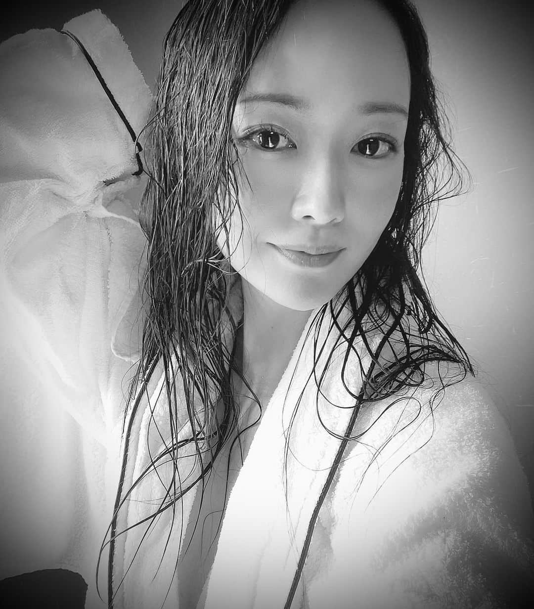 吉山りささんのインスタグラム写真 - (吉山りさInstagram)「🥱😴😪 三日月の夜に帰宅✨  ネムネムオバケ🥱👻🌙  ネマスル〜チャミスル〜😪😪😪  #吉山りさ #美容 #バスローブ女子  #フリーモデル #女子旅 #一人旅 #モデル #model #Japanese #溫泉 #バスタオル女子 #バスタオルモデル #温泉 #温泉ソムリエ #お風呂 #温泉モデル #温泉女子 #hotsprings #温泉旅館 #bañarse #写真 #写真撮影 #撮影モデル #모델#photography #温泉旅行 #旅行 #旅 #撮影 🧜🏻‍♀️モデル歴26年目✨   #ぎゅーっnight」4月6日 22時30分 - oreorerisa