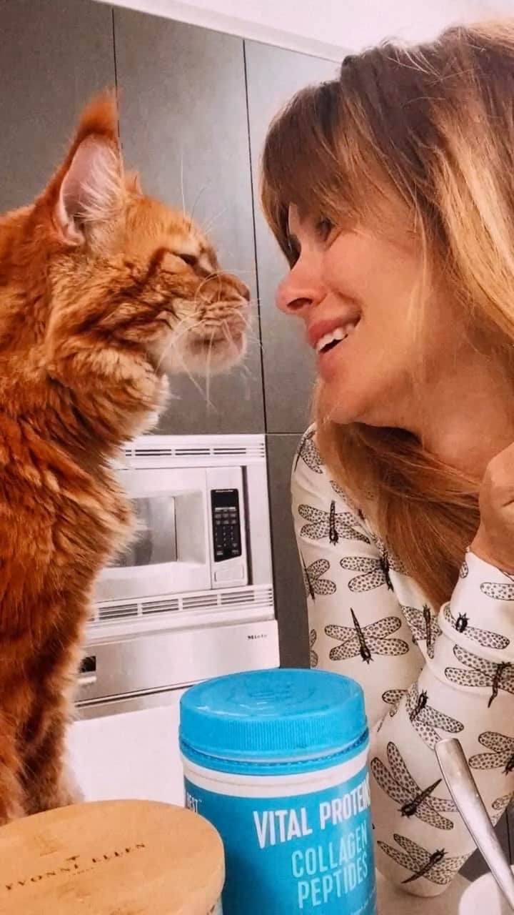 カロライナディークマンのインスタグラム：「Pessoal, acabei de assistir um vídeo super bacana da @fernandascheernutri em que ela explica sobre o que é e quais são os benefícios do colágeno.  Como vcs ja sabem eu adoro incluir @vitalproteinsbrasil na minha rotina e já já eu apareço com mais receitinhas e dicas pra vcs…  fiquem ligados!!! #publi」