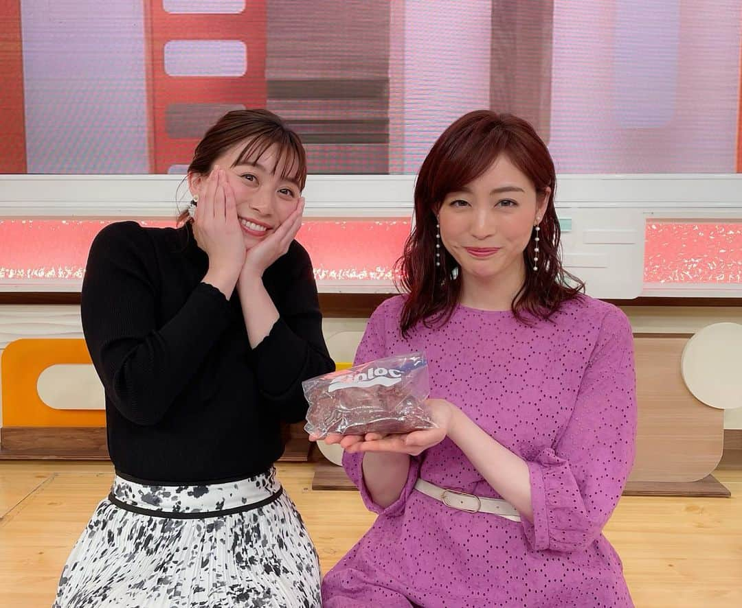 新井恵理那さんのインスタグラム写真 - (新井恵理那Instagram)「お芋の賄賂、ワイモだそうです( ^ω^ )♪ 笑 雪乃さんが定期的にお母さまとお友だちお手製の焼き芋をくれるので、いつも「やったー‼︎」と両手を挙げて喜んでいます( ＾∀＾)笑 だから、クイズに外れてやけになって新しいセットを壊すのはやめました( ^ω^ )笑  番組終盤の「エンタメまとめ」や「エンタメ検定」でみんなを盛り上げてくれる盛り上げ隊長! いつか宴会でもよろしくです♪( ^ω^ )  #グッドモーニング #山本雪乃 #焼き芋 #新井恵理那 #centforce」4月7日 8時43分 - elina_arai