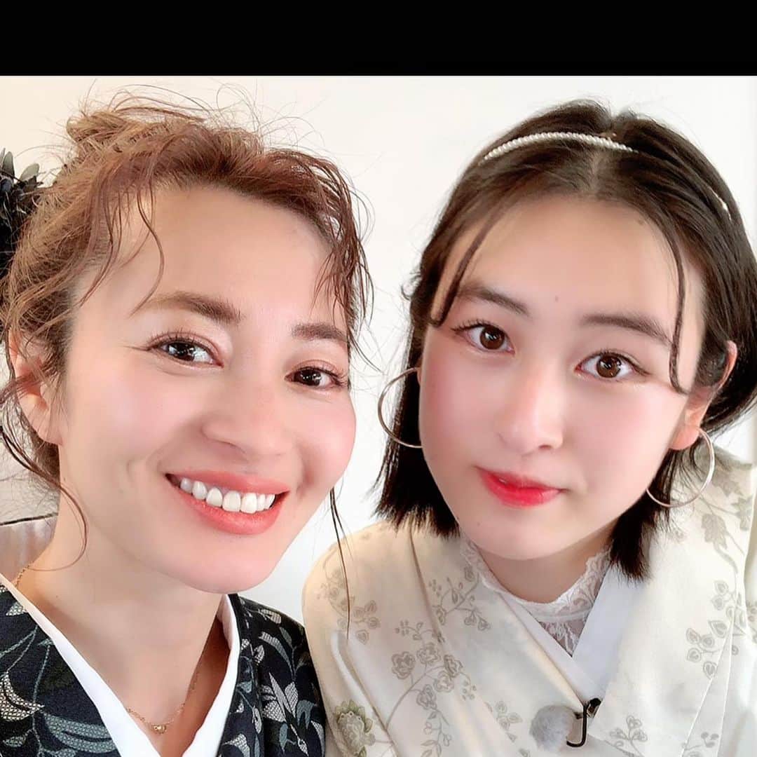 のインスタグラム：「来週の火曜日に  フジテレビの 新番組 ポップアップに 娘と2人で出演させていただます！！  中学卒業🎓✨記念に 思い出の場所を2人で 旅して、最後には  予期せぬ感動が待ってて  とっても記憶に残る思い出の 時間になりました！！  思春期に2人で 悩んだ時期も乗り越えて  義務教育を笑顔で 終えることが出来て そして  気持ちを新たに 高校生となった もあ！  高校1年生っていうと 青森から東京に出てきて わたしが芸能界デビュー出来た 年！   思い出すなぁ。。  娘もいつか 思い出した青春時代が  笑顔になれる3年間と なりますよーに。。  YouTube chiha roomは 中尾明慶さんとの 車中せきららトークです！  こちらもみてもらえたら 嬉しいなぁ  https://m.youtube.com/watch?v=3p8spkiDXPM  インスタはプロフィールから みれますよ！  #親子 #新山千春 #ポップアップ #新番組 #YouTube #シングルマザー」