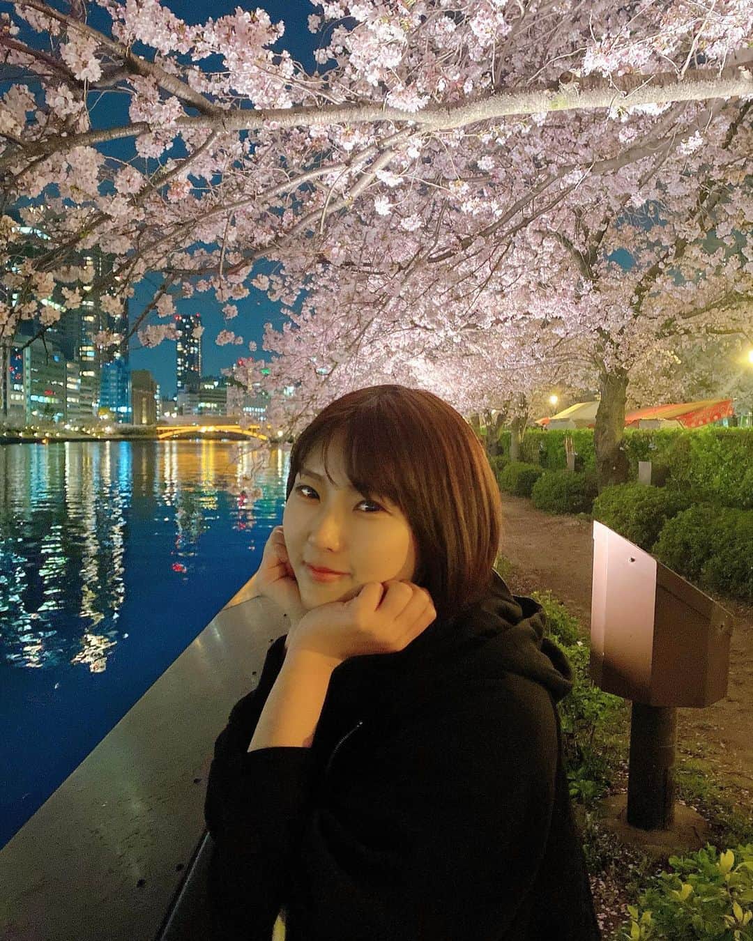 豊田さやかのインスタグラム：「. . #夜桜 #彼女風写真 #彼女とデートなうに使っていいよ #桜 #夜桜デート #匂わせ写真 #彼女感 #ただ上げたいだけ #インスタグラマーになれてる？ #実は花より団子派 #まぁ花ありきだけど」
