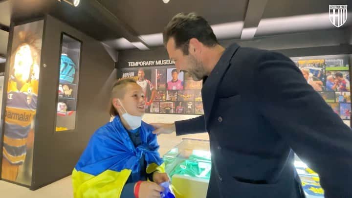 ジャンルイジ・ブッフォンのインスタグラム：「Vlad, portierino ucraino, nelle scorse settimane è fuggito da Leopoli con la madre e la sorellina, raggiungendo in Italia la nonna 🇺🇦🇮🇹 Da sempre ha un idolo, @gianluigibuffon🧤 Dopo aver letto la sua storia il Parma ha deciso di invitare lui e la sua famiglia, e organizzare un incontro speciale: nei suoi occhi ci sono delle emozioni che noi non riusciamo a descrivere 😍 Guarda la clip 📹⤵️ Scopri di più 📝➡️ parmacalcio1913.com #ForzaParma #NoWar」