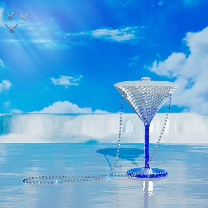 Fashion Weekのインスタグラム：「For designer label @dundasworld’s first ever NFT drop, the label collaborated with @greygoose and @dressx to bring the DUNDAS x GREY GOOSE® Martini Bag to your metacloset. For a limited time only, shop the 'tini bag in bio. 🍸」